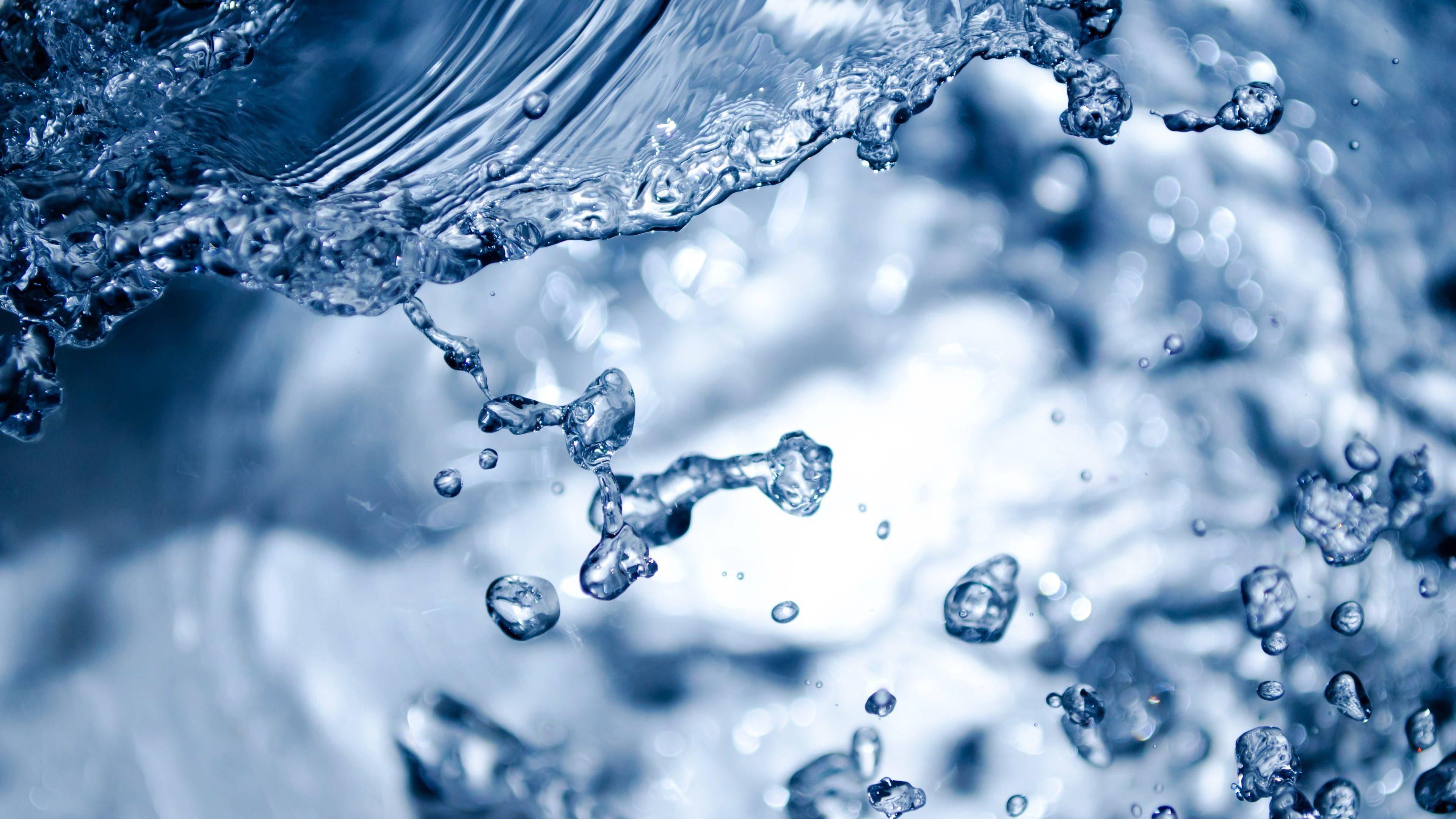 blue water, droplets suspended in mid-air, blurred background, 4K Desktop Wallpaper