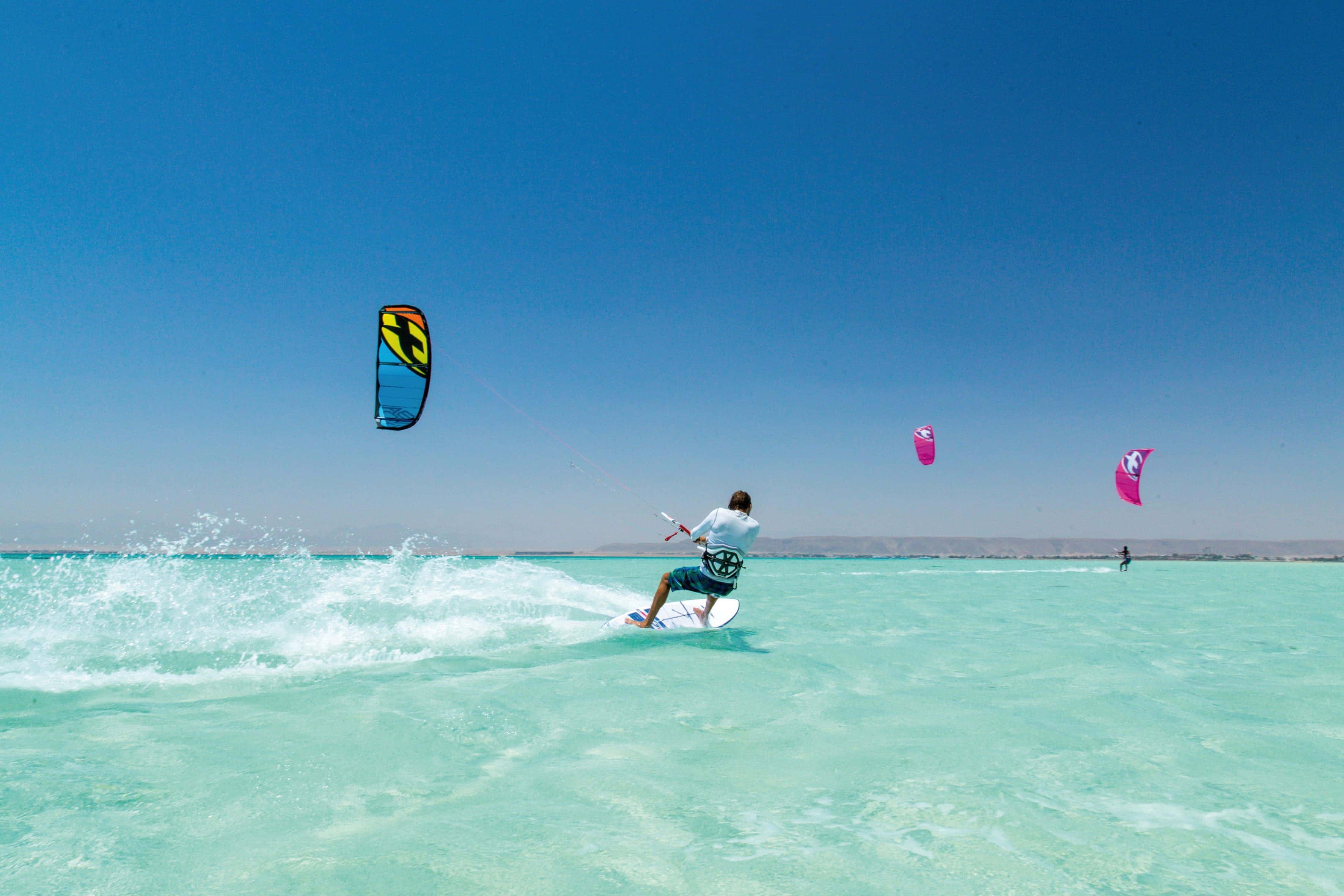 kitesurfer, turquoise waves, clear blue sky, 2K Desktop Wallpaper