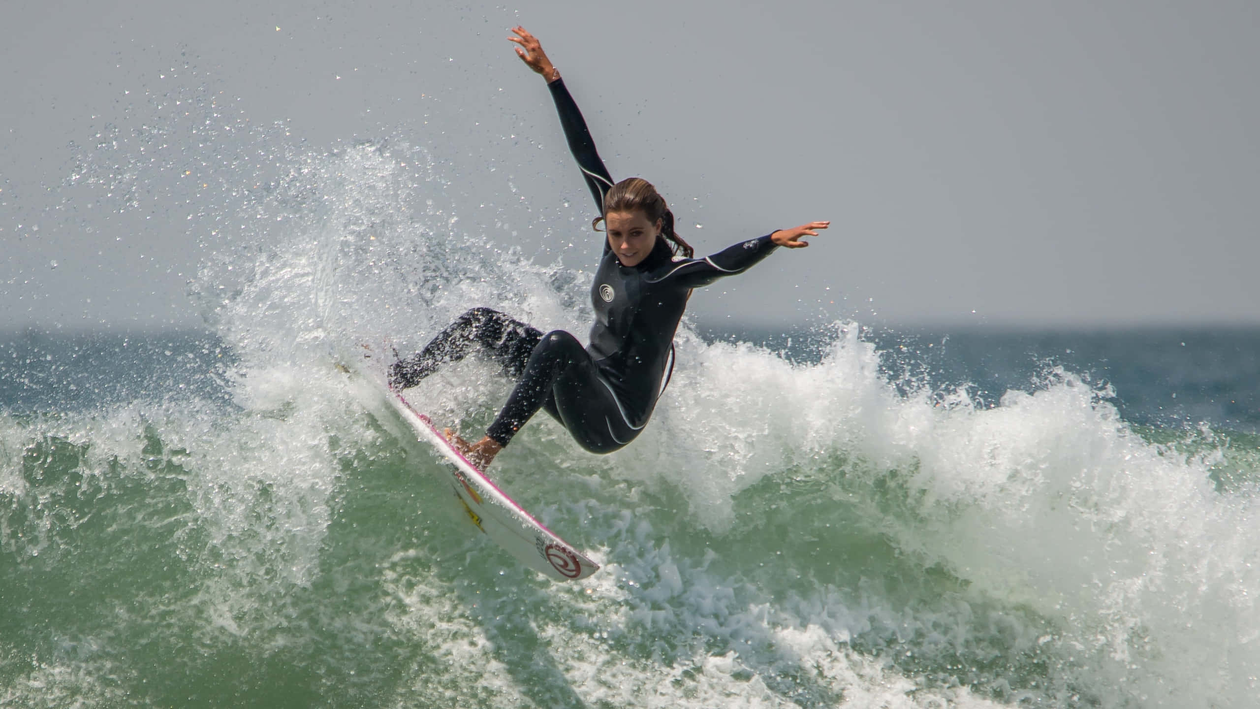 black wetsuit, green wave, white spray, 2K Desktop Wallpaper