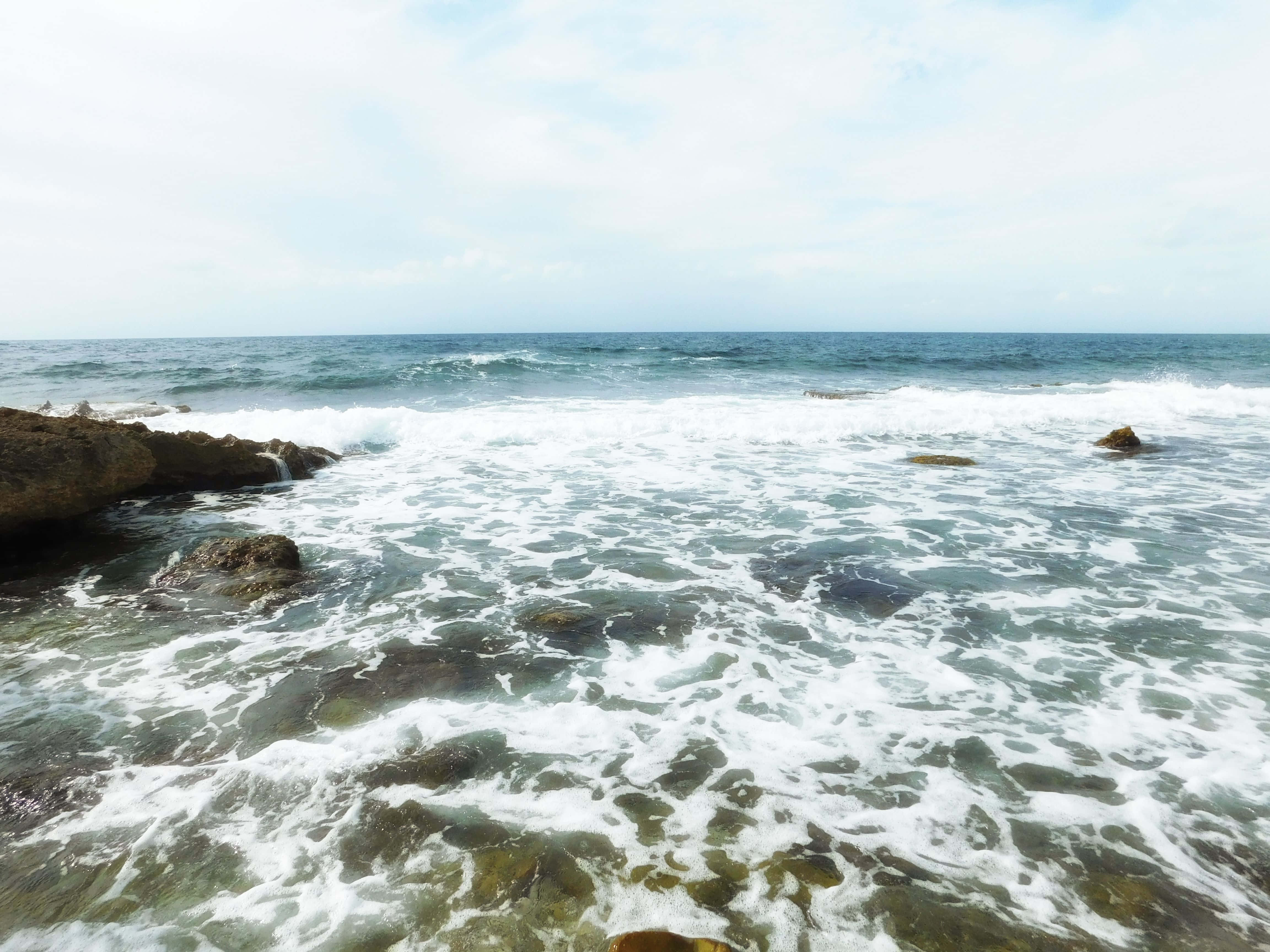 Sea, ocean waves, dark rocks, 4K Desktop Wallpaper