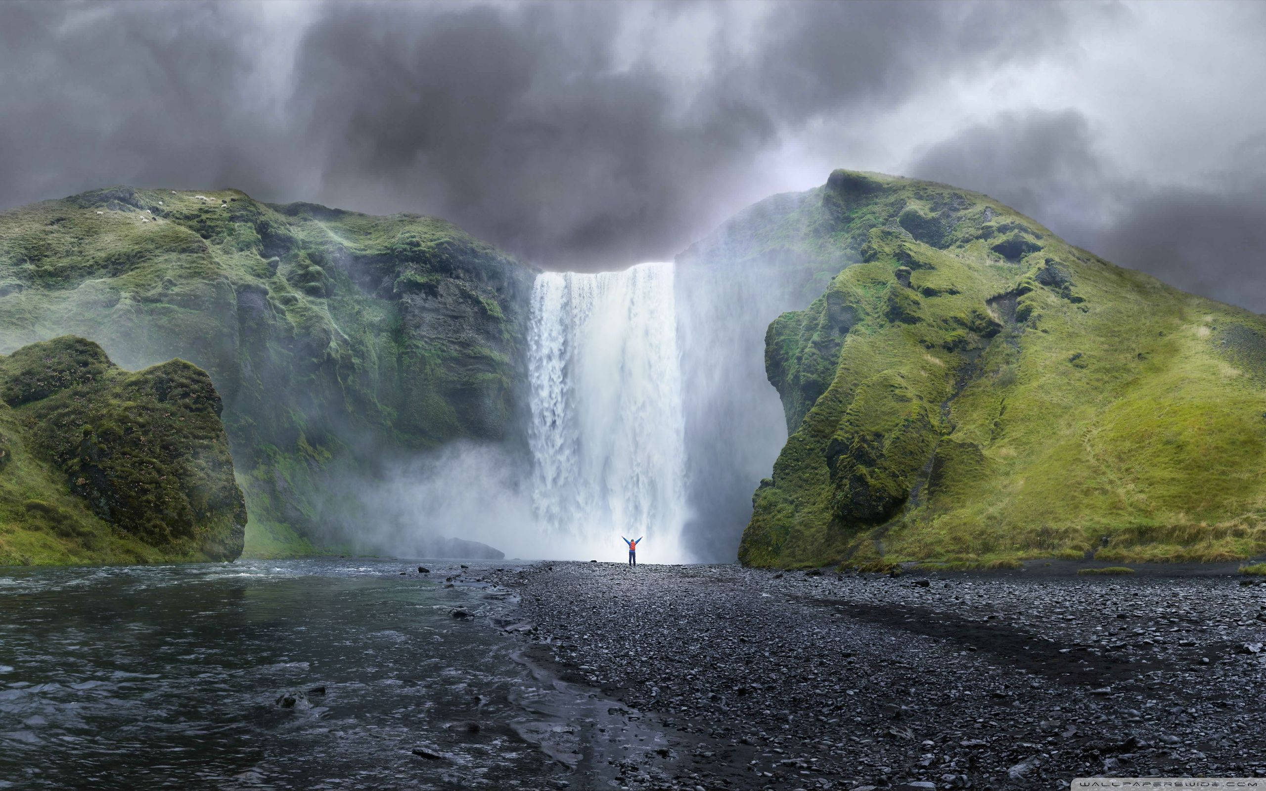 splendid waterfall attraction, massive waterfall, mossy green cliffs, 2K Desktop Wallpaper