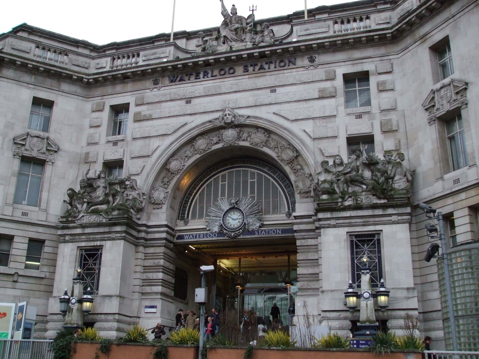 Waterloo Station, neoclassical, ornate sculptures, HD Desktop Wallpaper