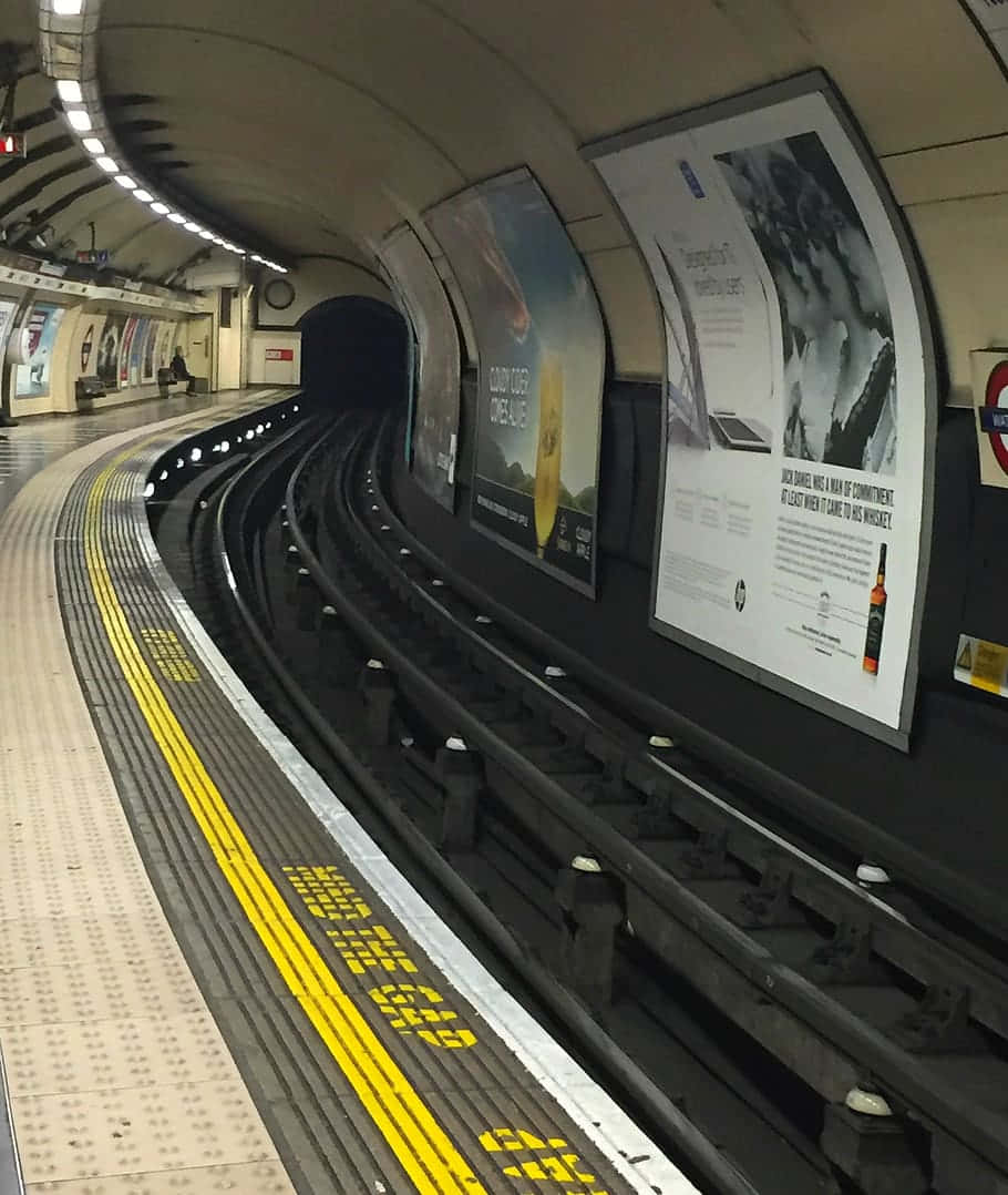 Waterloo Station, curved subway platform, yellow safety lines, SD Phone Wallpaper