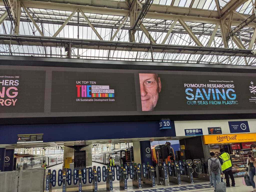 Waterloo Station, electronic billboards, digital screens, SD Desktop Wallpaper
