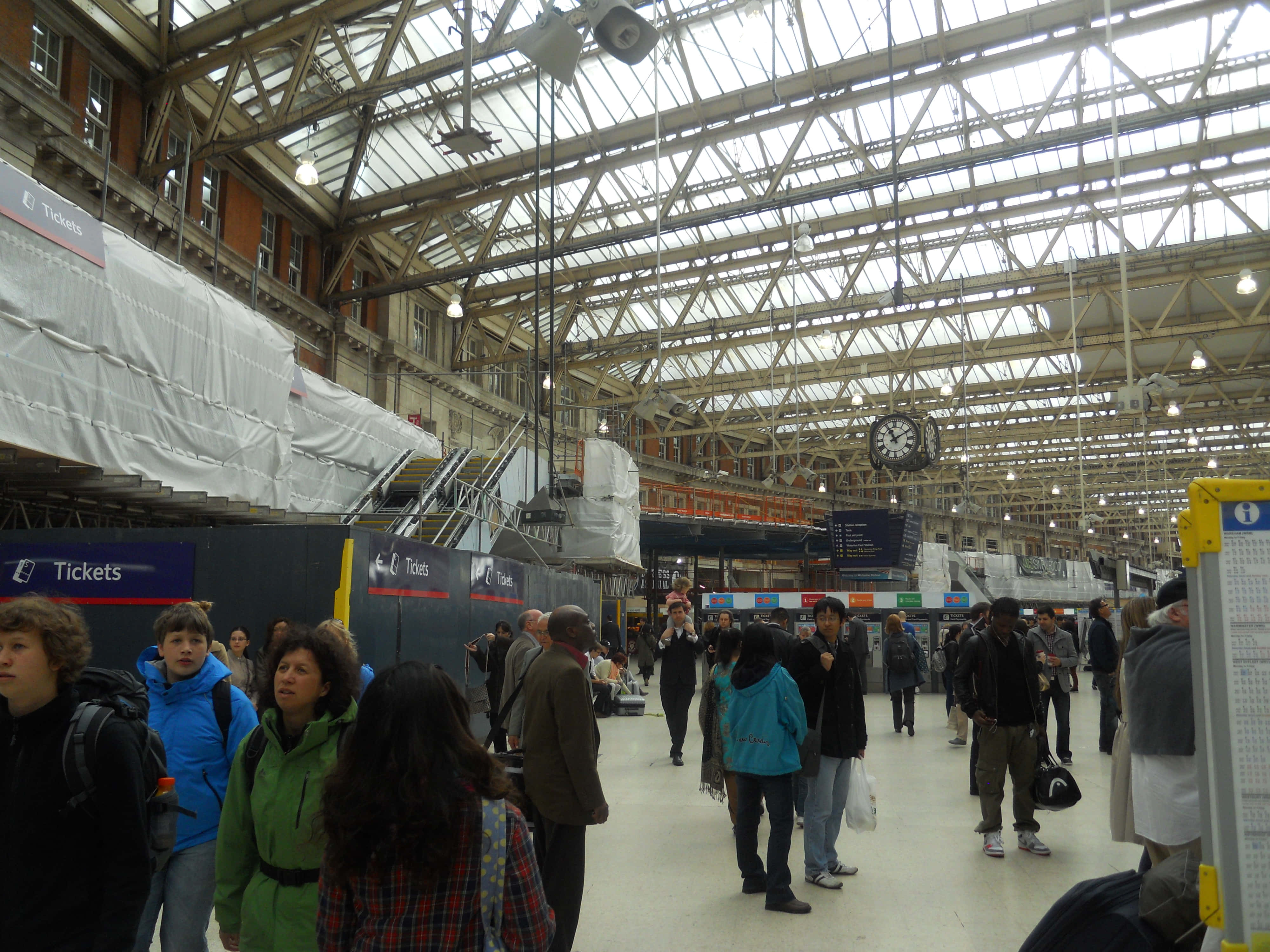 Waterloo Station, high glass roof, exposed iron beams, 4K Desktop Wallpaper