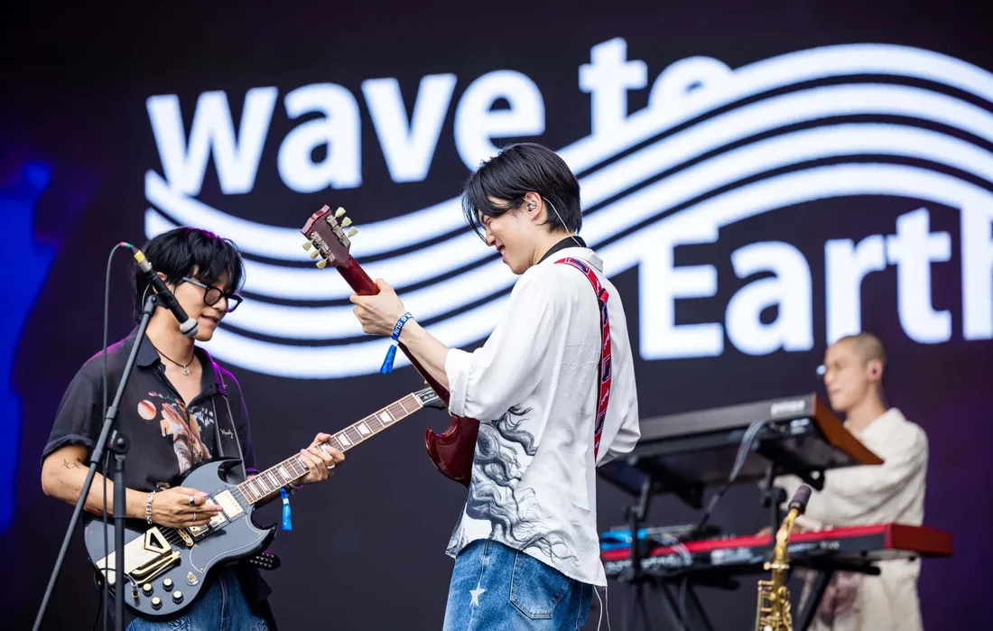Wave To Earth