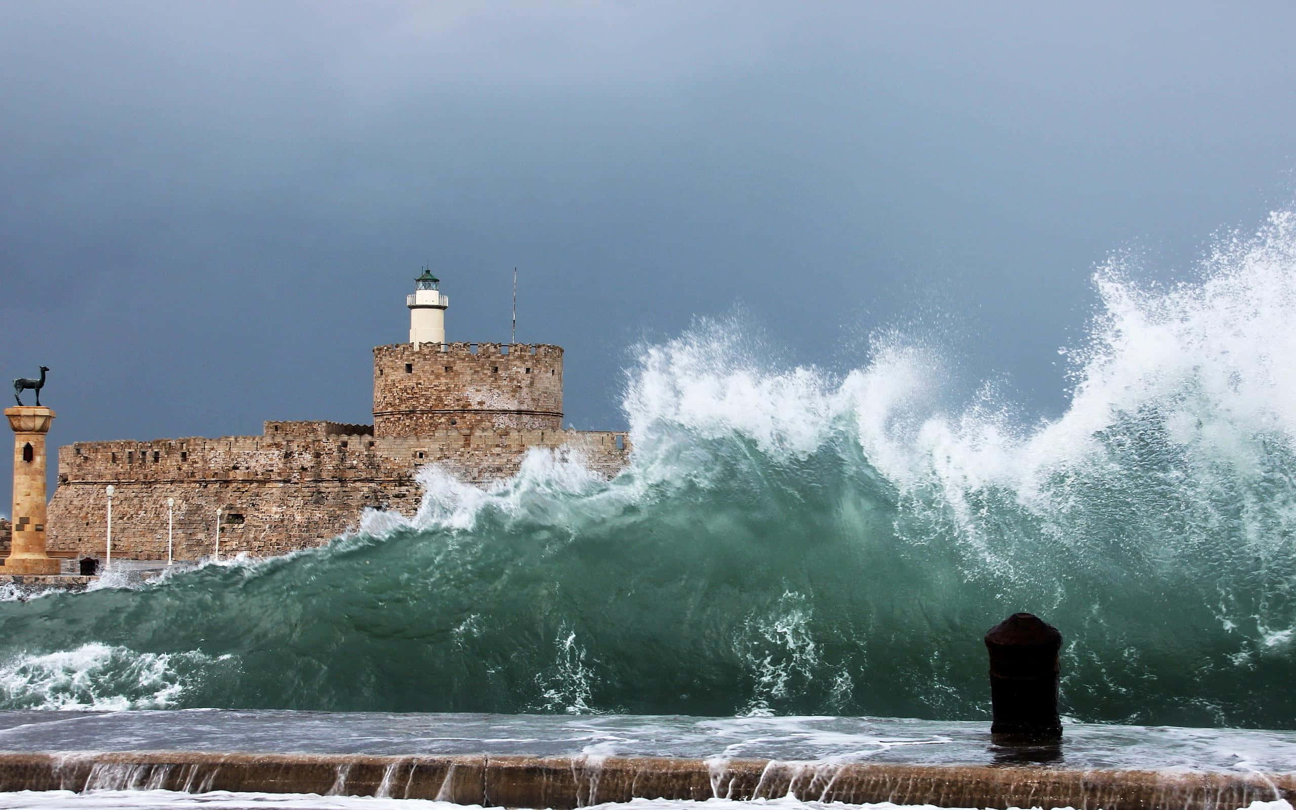 huge waves, castle, massive green wave, 2K Desktop Wallpaper