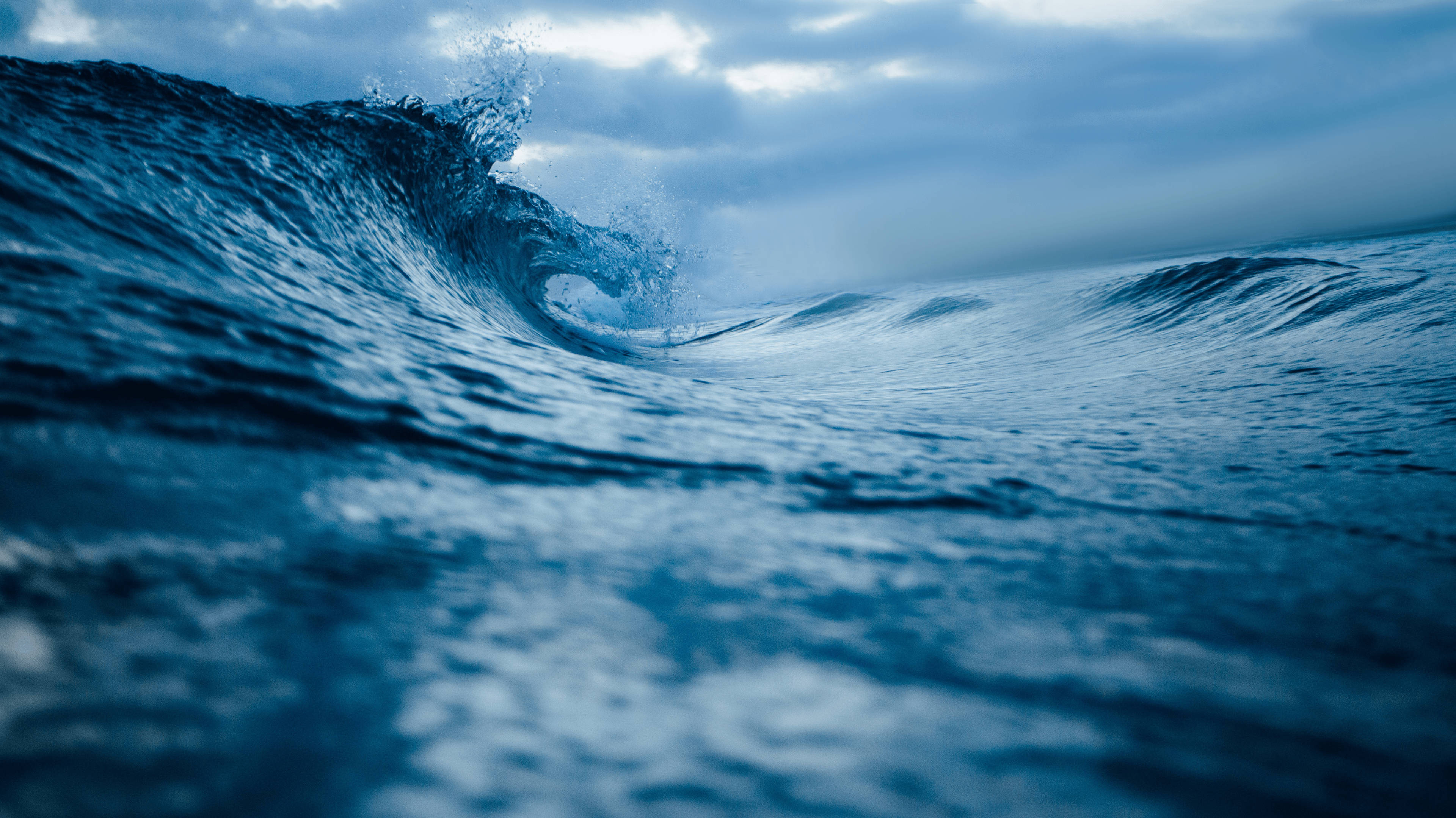 moody aesthetic, ocean waves, cloudy sky, 4K Desktop Wallpaper
