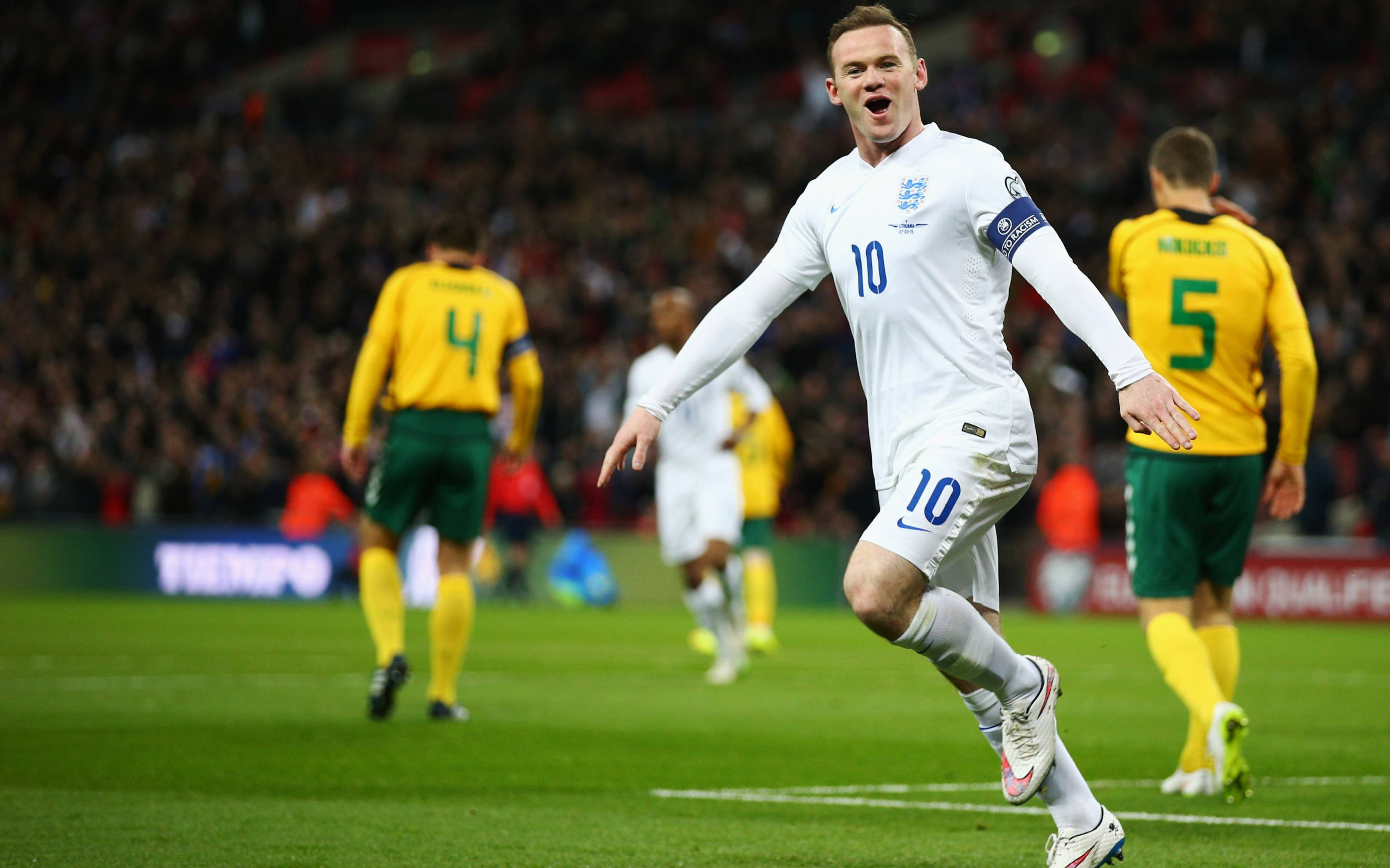 Wayne Rooney, white jersey number 10, vibrant green pitch, 2K Desktop Wallpaper