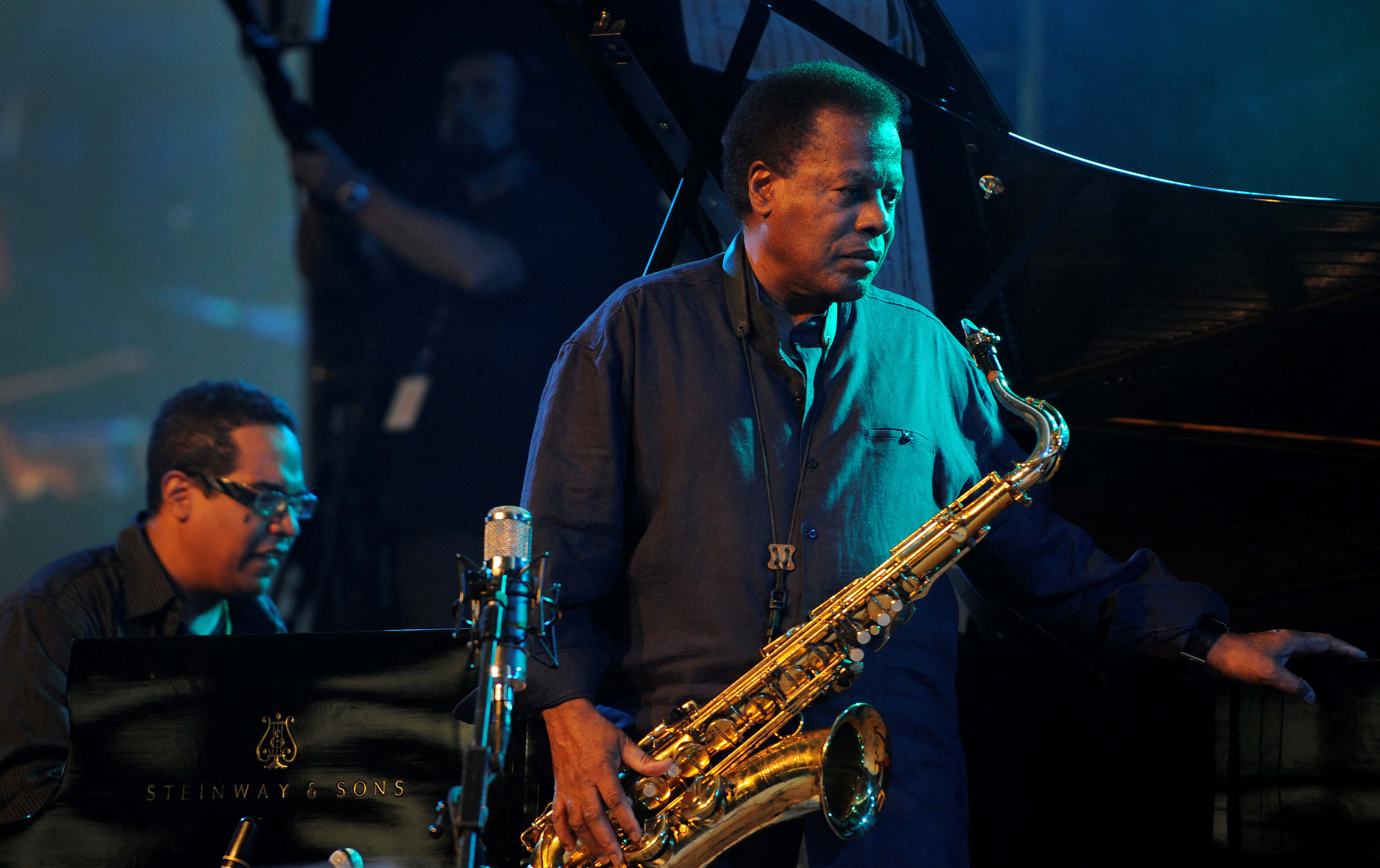 Wayne Shorter, blue shirt, golden saxophone, 2K Desktop Wallpaper