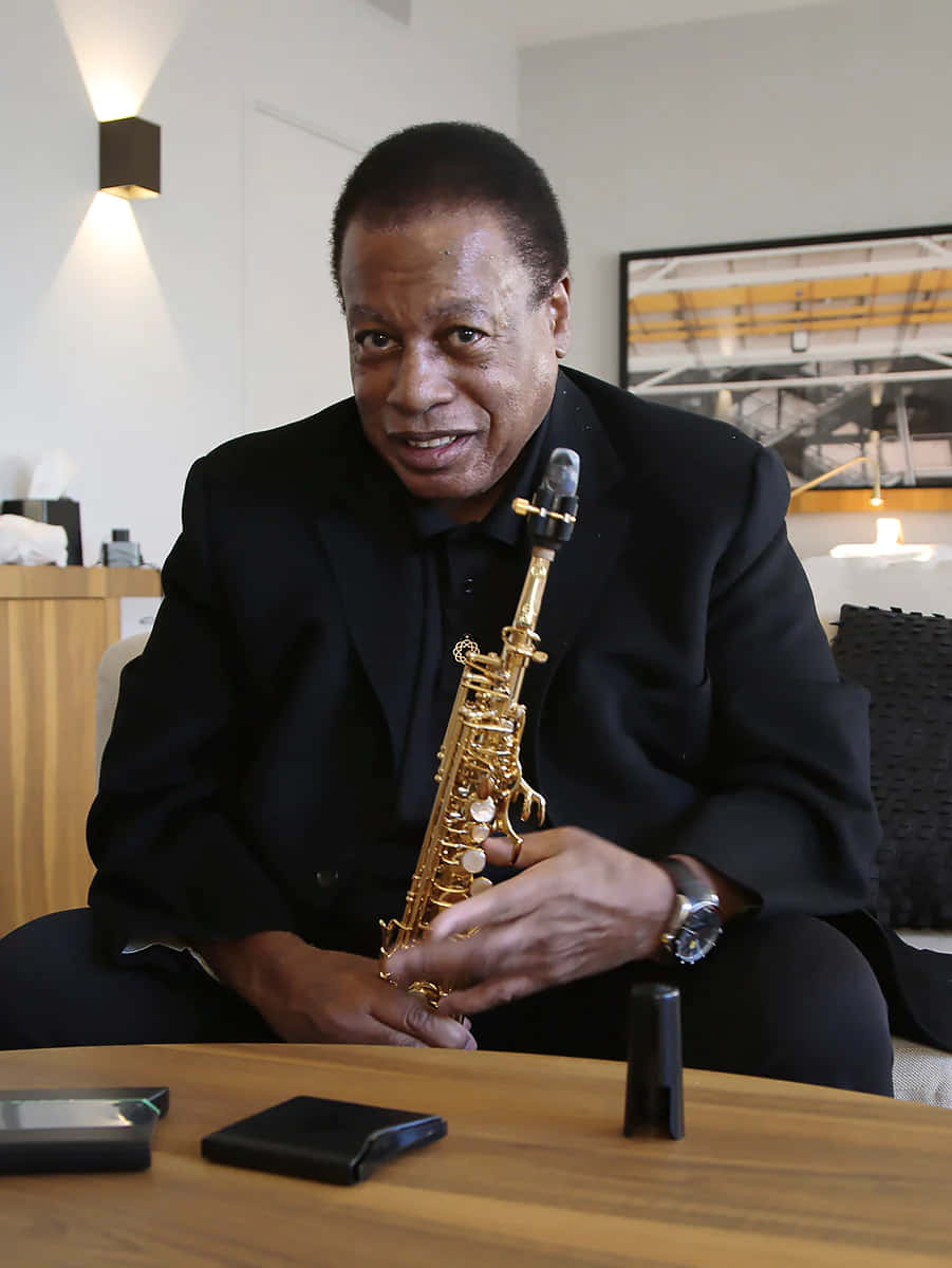 Wayne Shorter, golden saxophone, black suit, SD Phone Wallpaper