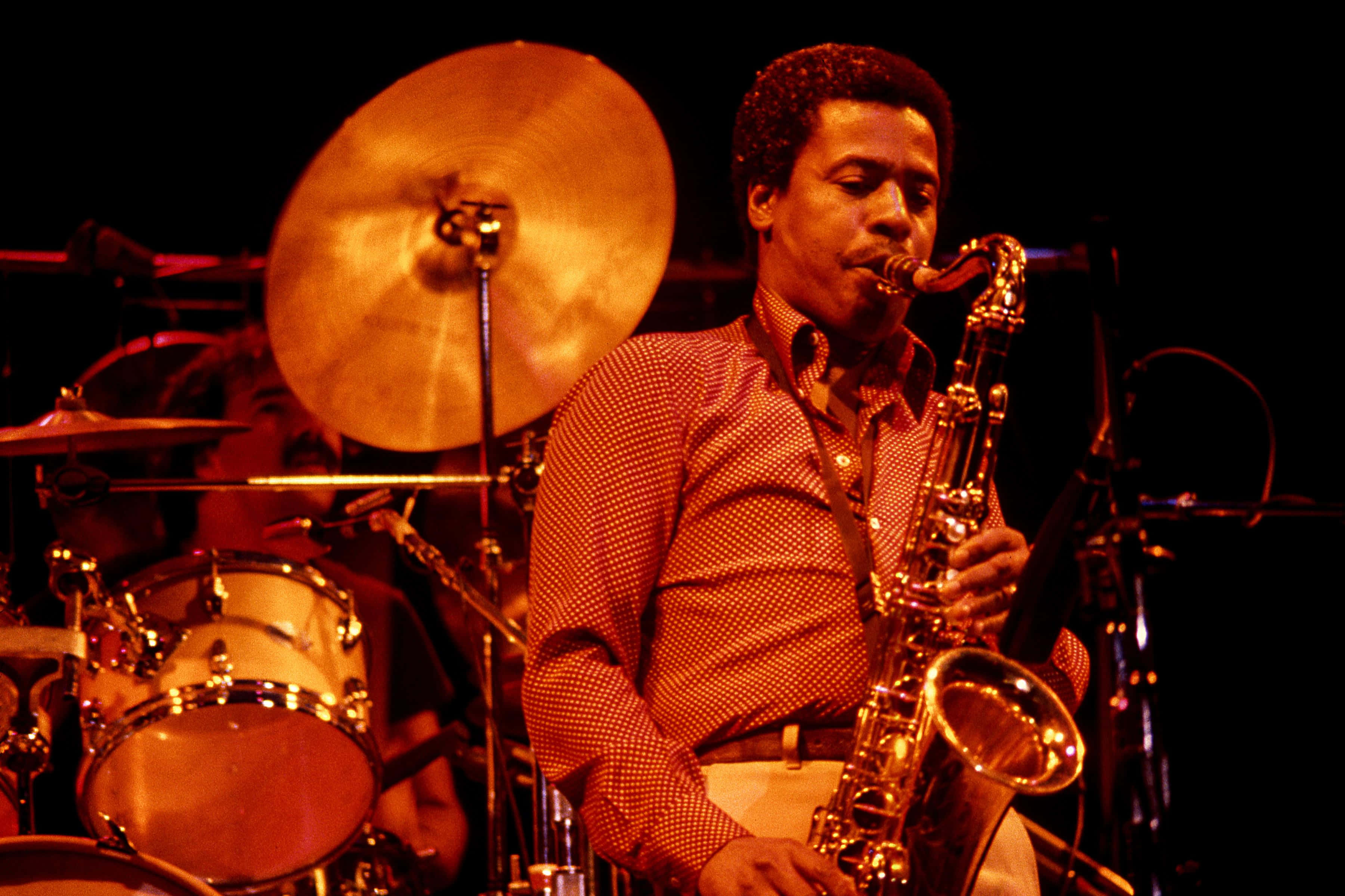 Wayne Shorter, saxophonist, red patterned shirt, 2K Desktop Wallpaper