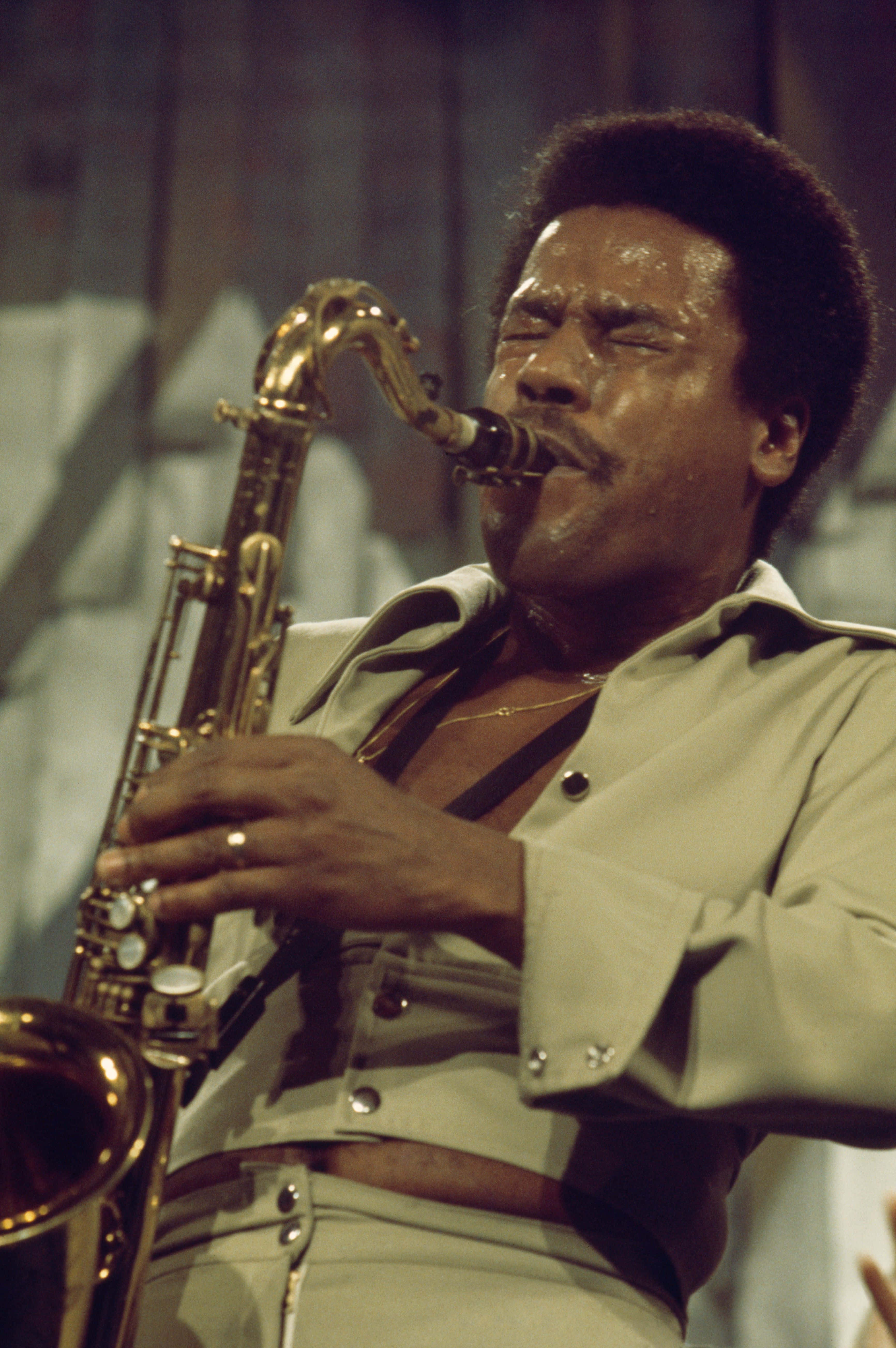 Wayne Shorter, golden saxophone, stage, 5K Phone Wallpaper