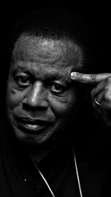 Wayne Shorter, black and white portrait, finger on temple, SD Phone Wallpaper