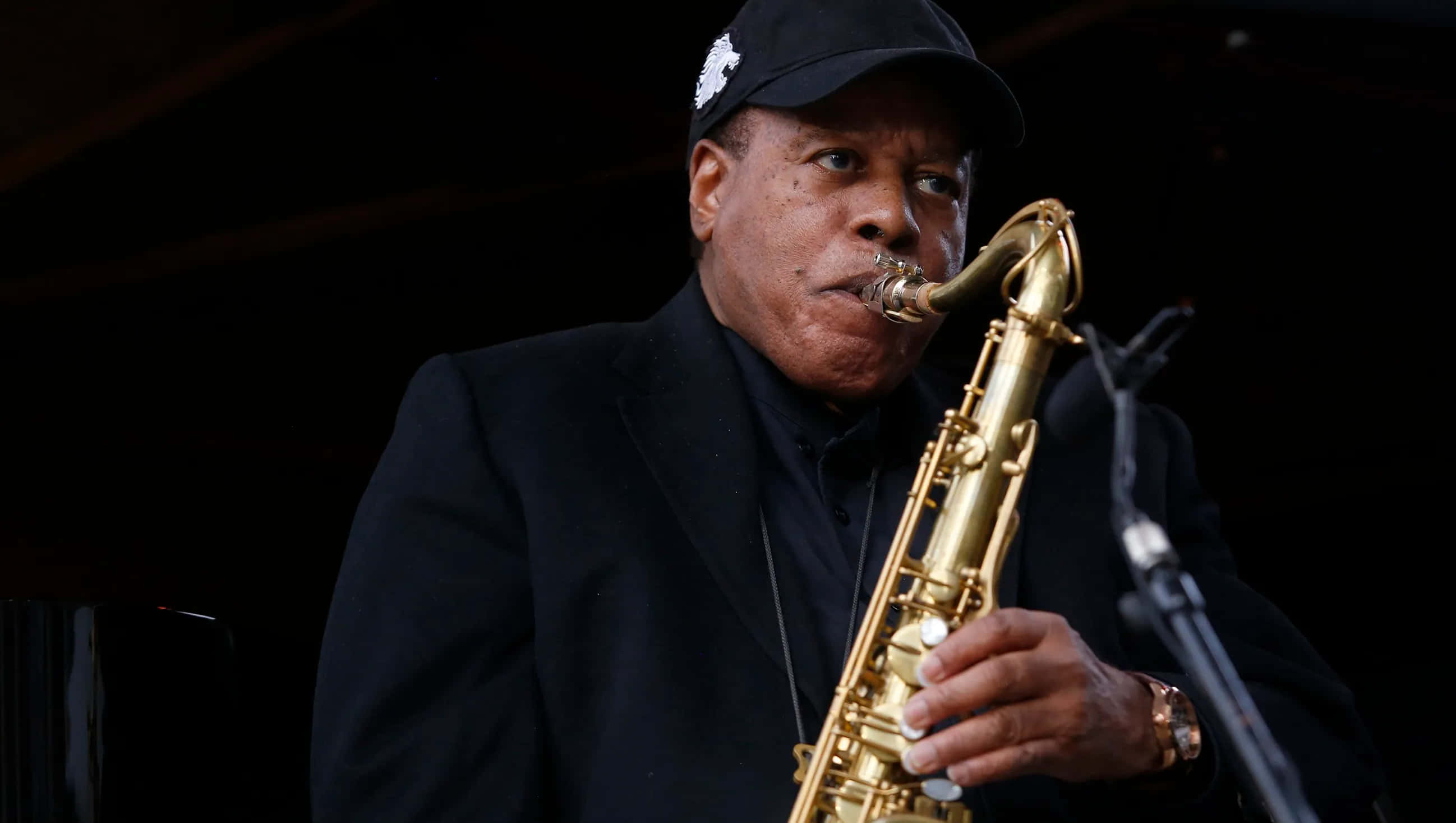 Wayne Shorter, golden saxophone, black cap, 2K Desktop Wallpaper