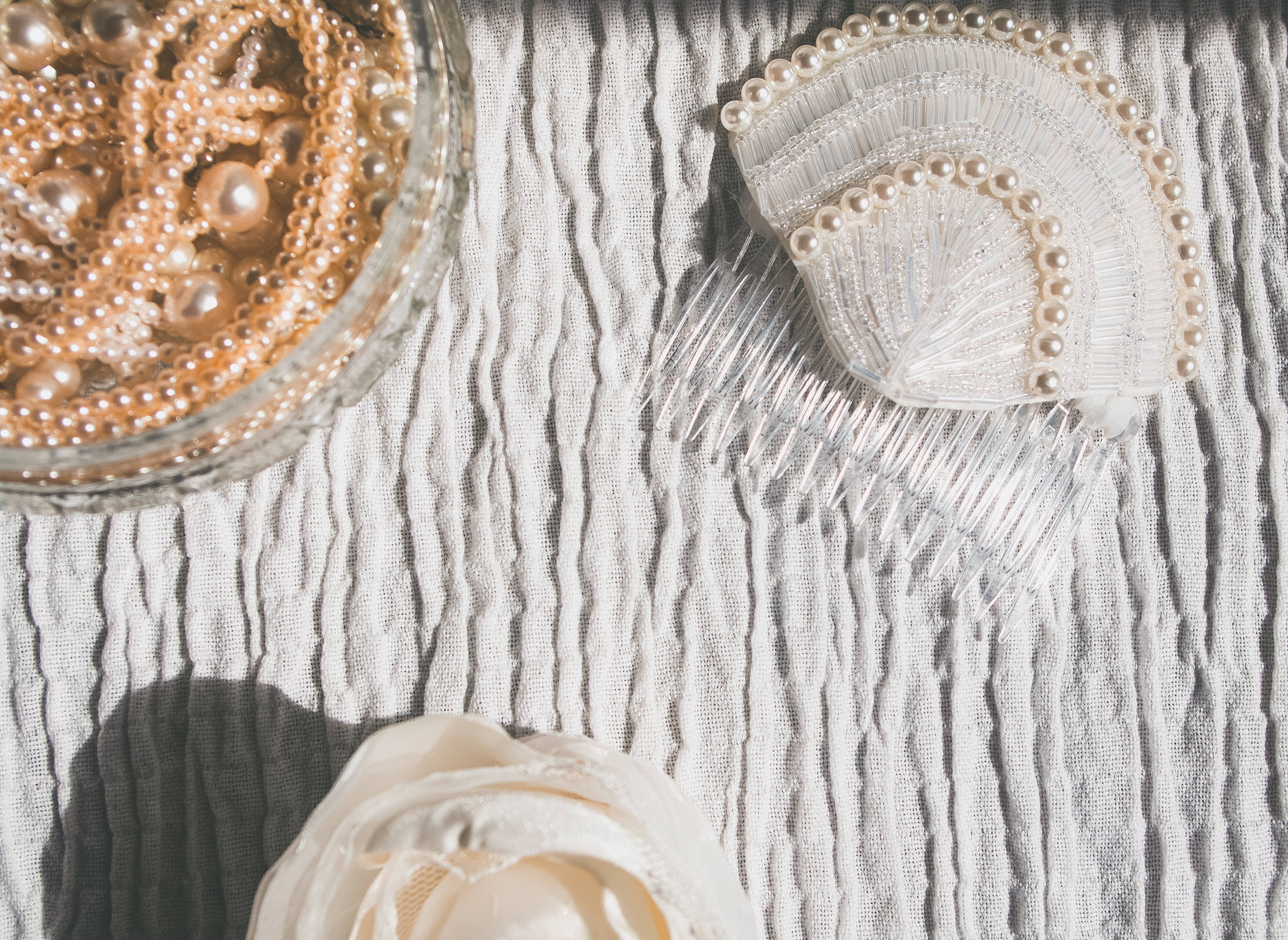 golden pearls, pearl-embellished hair comb, textured white fabric, 4K Desktop Wallpaper