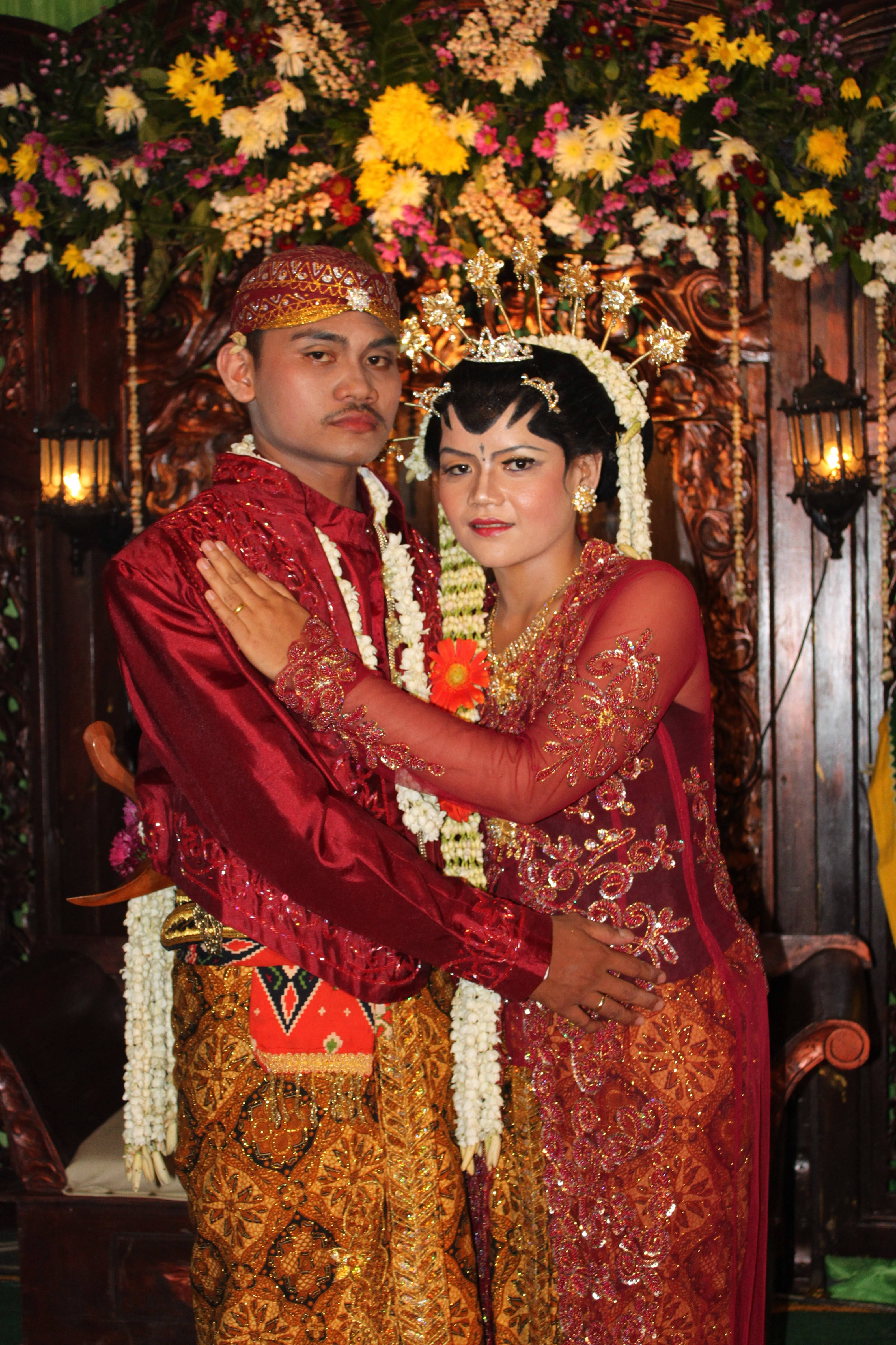 Batik Wedding, Indonesian wedding, vibrant floral arch, 4K Phone Wallpaper