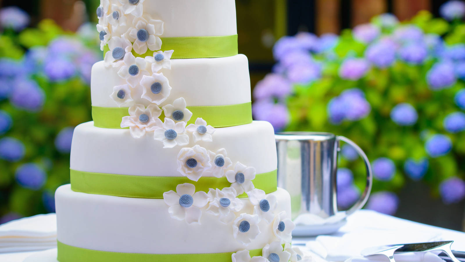 four tiered miniature flower wedding cake, white wedding cake, lime green ribbons, HD Desktop Wallpaper