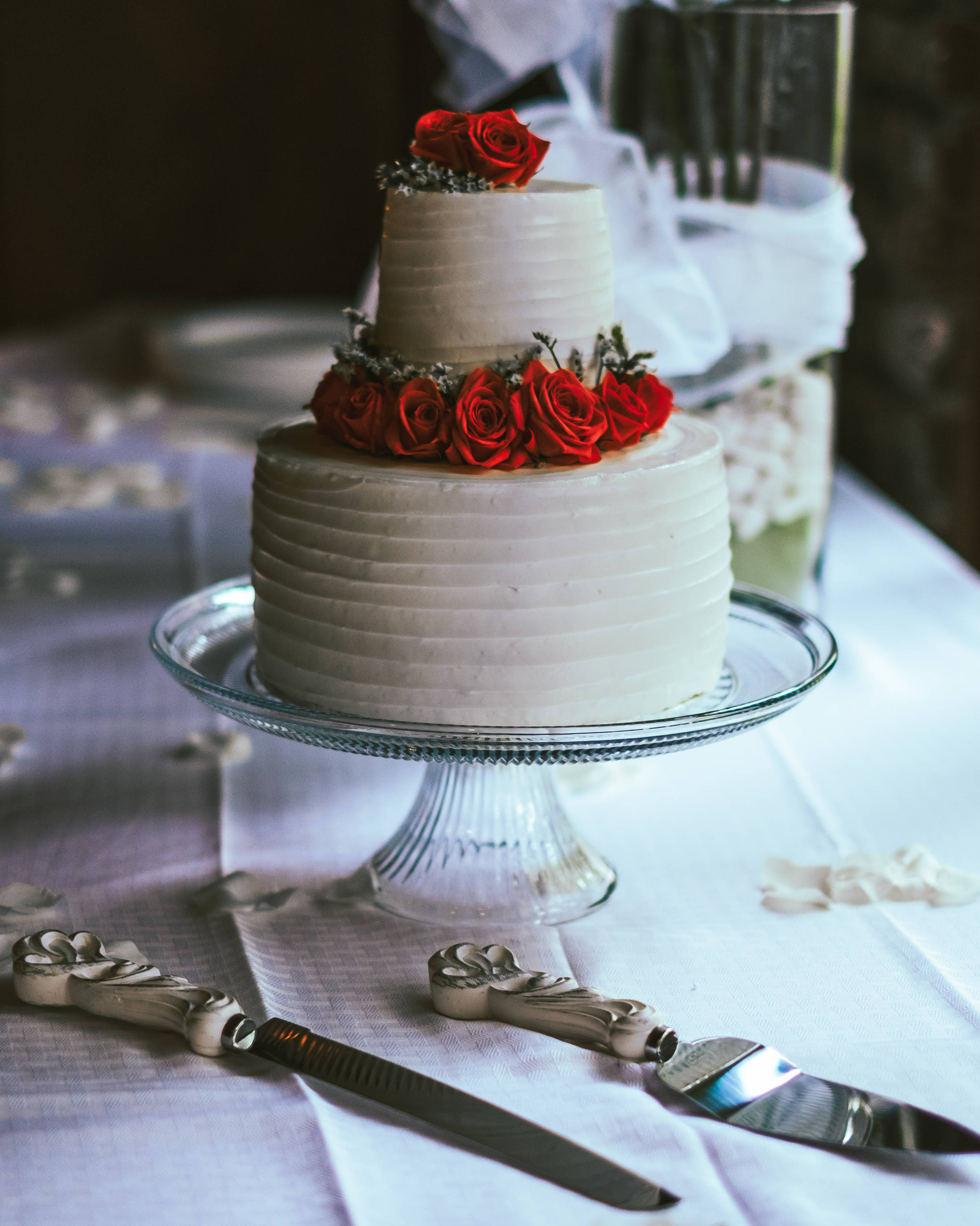 two tiered small wedding cake, white wedding cake, vibrant red roses, 2K Phone Wallpaper