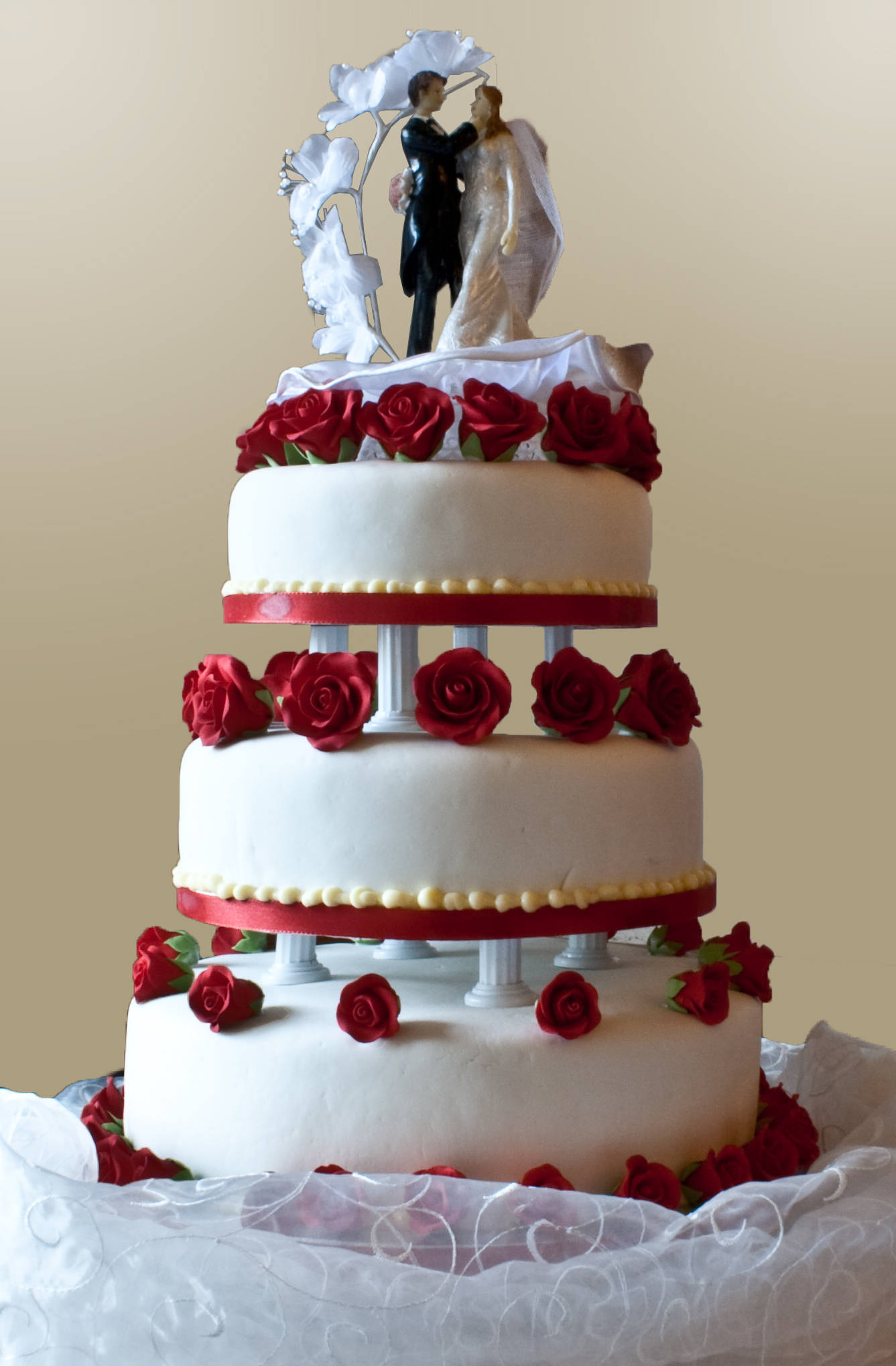 three-tiered white wedding cake, red roses, bride groom figurine, Full HD Phone Wallpaper