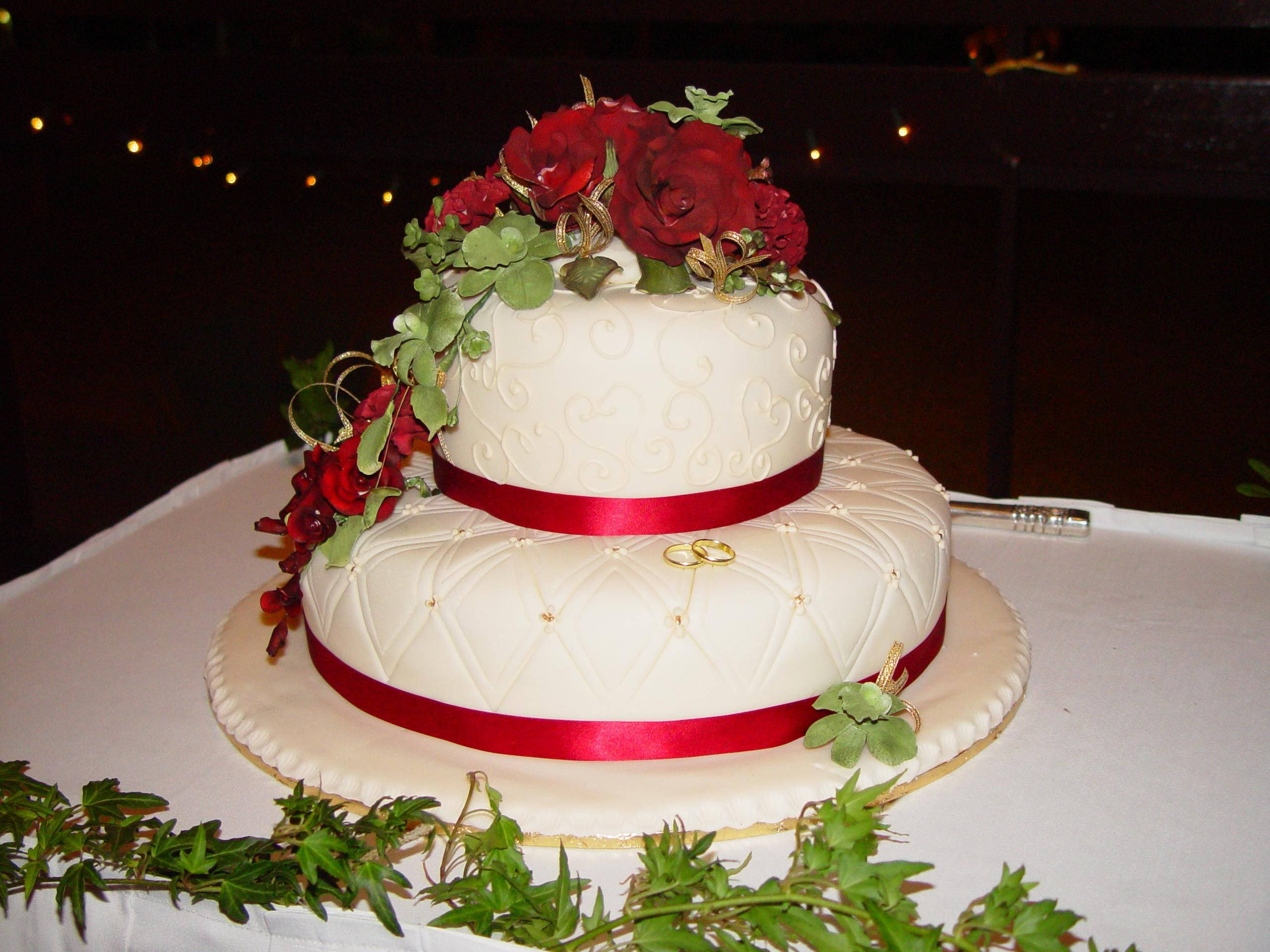 red rose wedding cake, two-tiered white wedding cake, gold accents, 2K Desktop Wallpaper