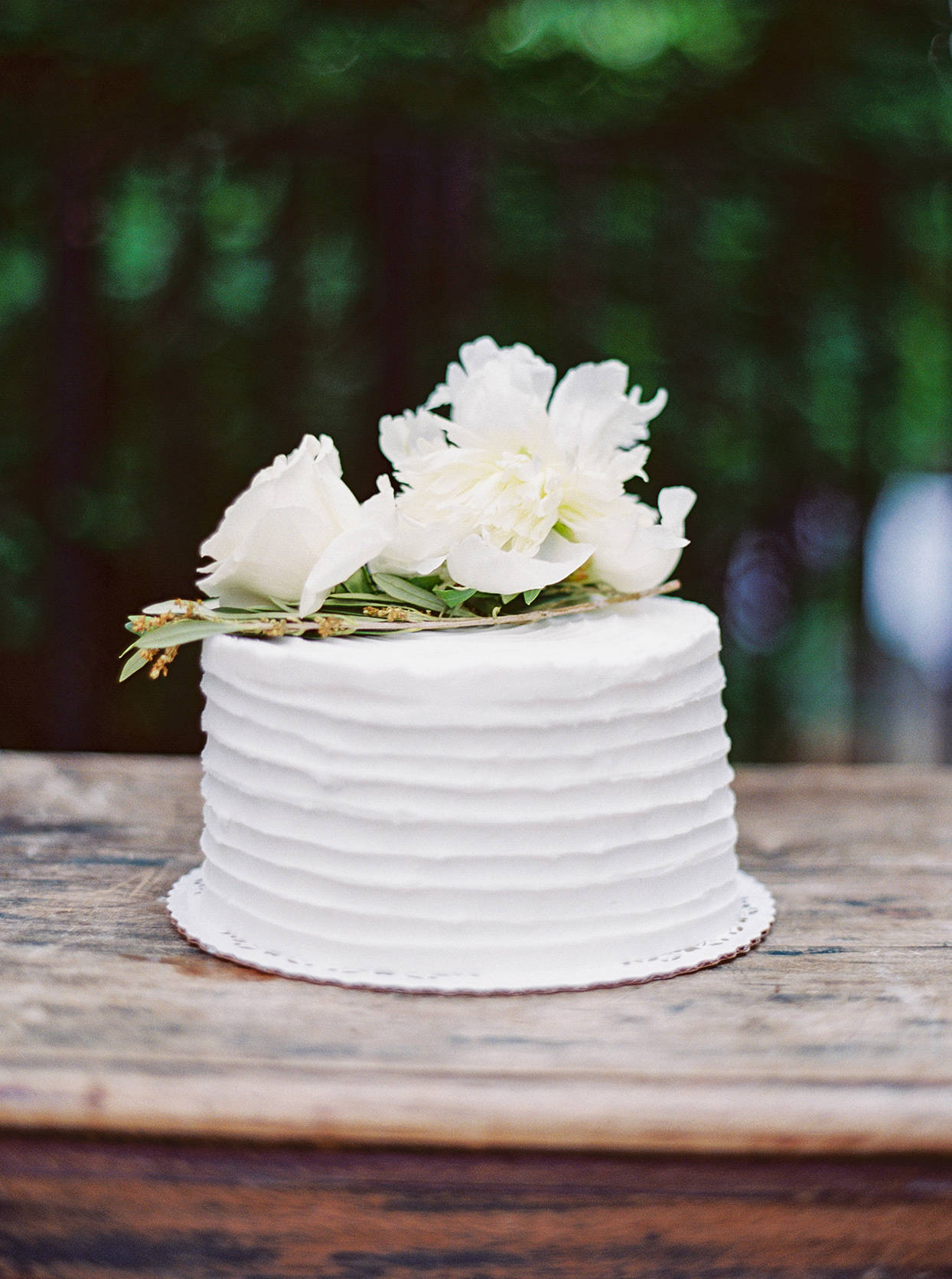 real white roses wedding cake, white frosted cake, white peonies, HD Phone Wallpaper