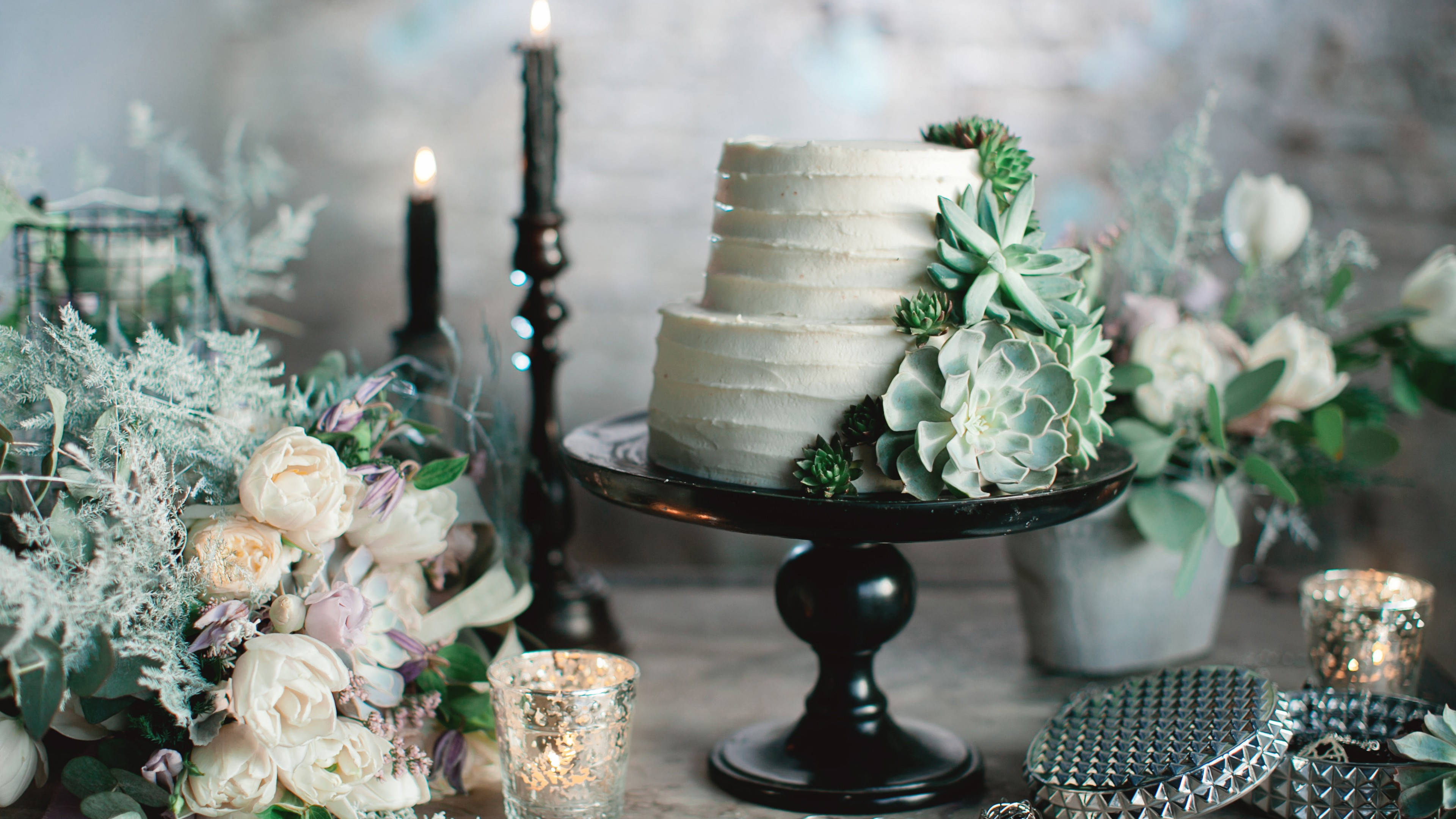 Woodland backyard, succulent wedding cake, white roses, 4K Desktop Wallpaper