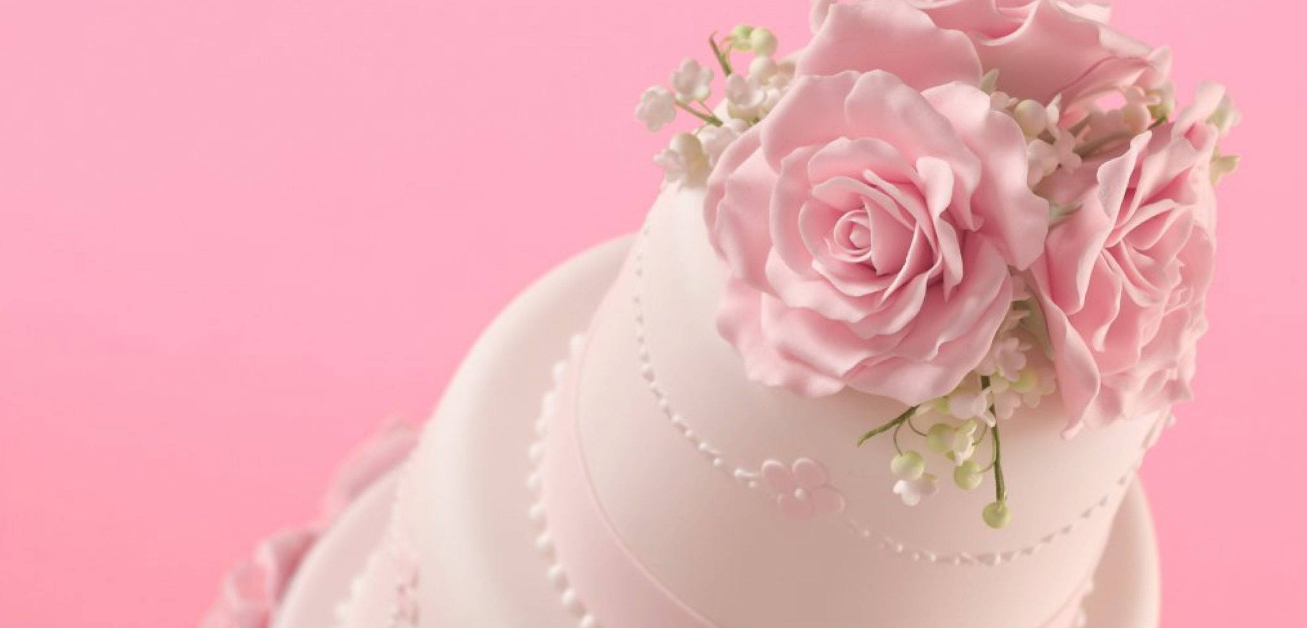 Real Pink Roses White Wedding Cake, white cake, soft pink roses, 2K Desktop Wallpaper