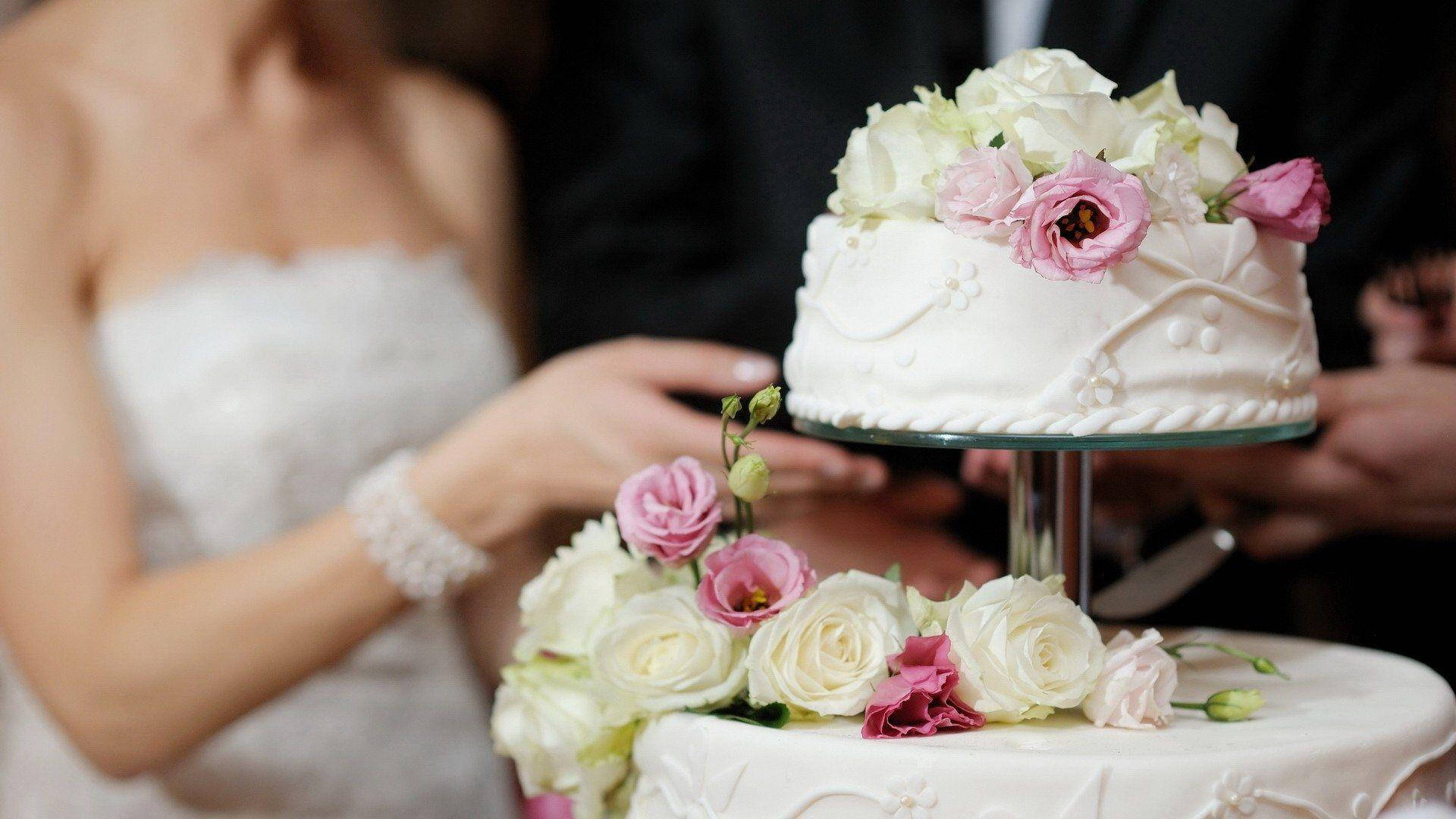newlyweds, floral wedding cake, two-tiered white cake, Full HD Desktop Wallpaper
