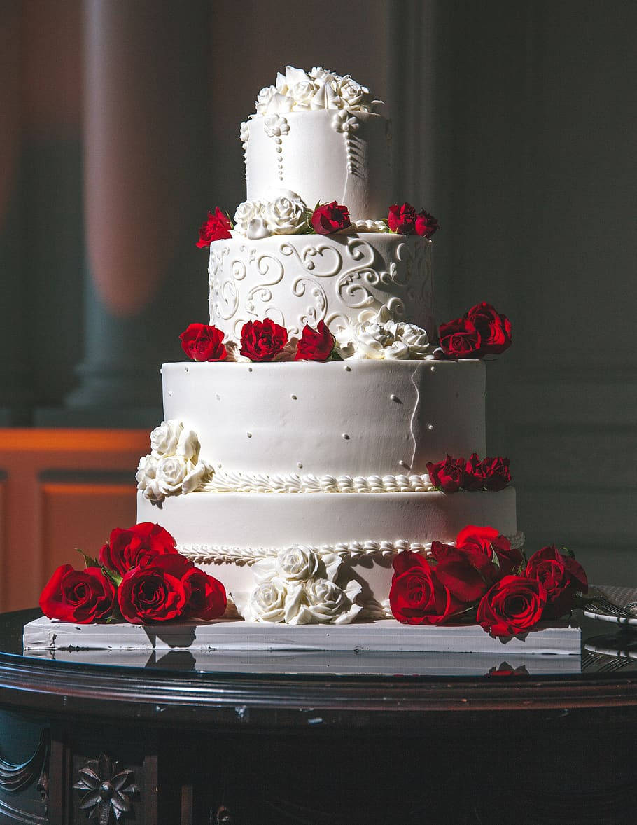 white wedding cake, red and white roses, dark wooden table, SD Phone Wallpaper
