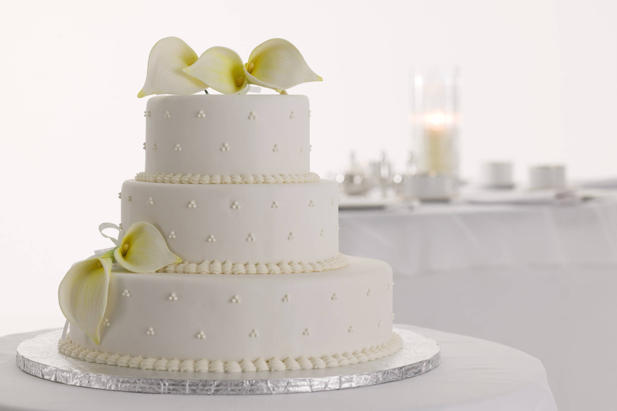 three tiered chiffon wedding cake, white wedding cake, delicate calla lilies, Full HD Desktop Wallpaper