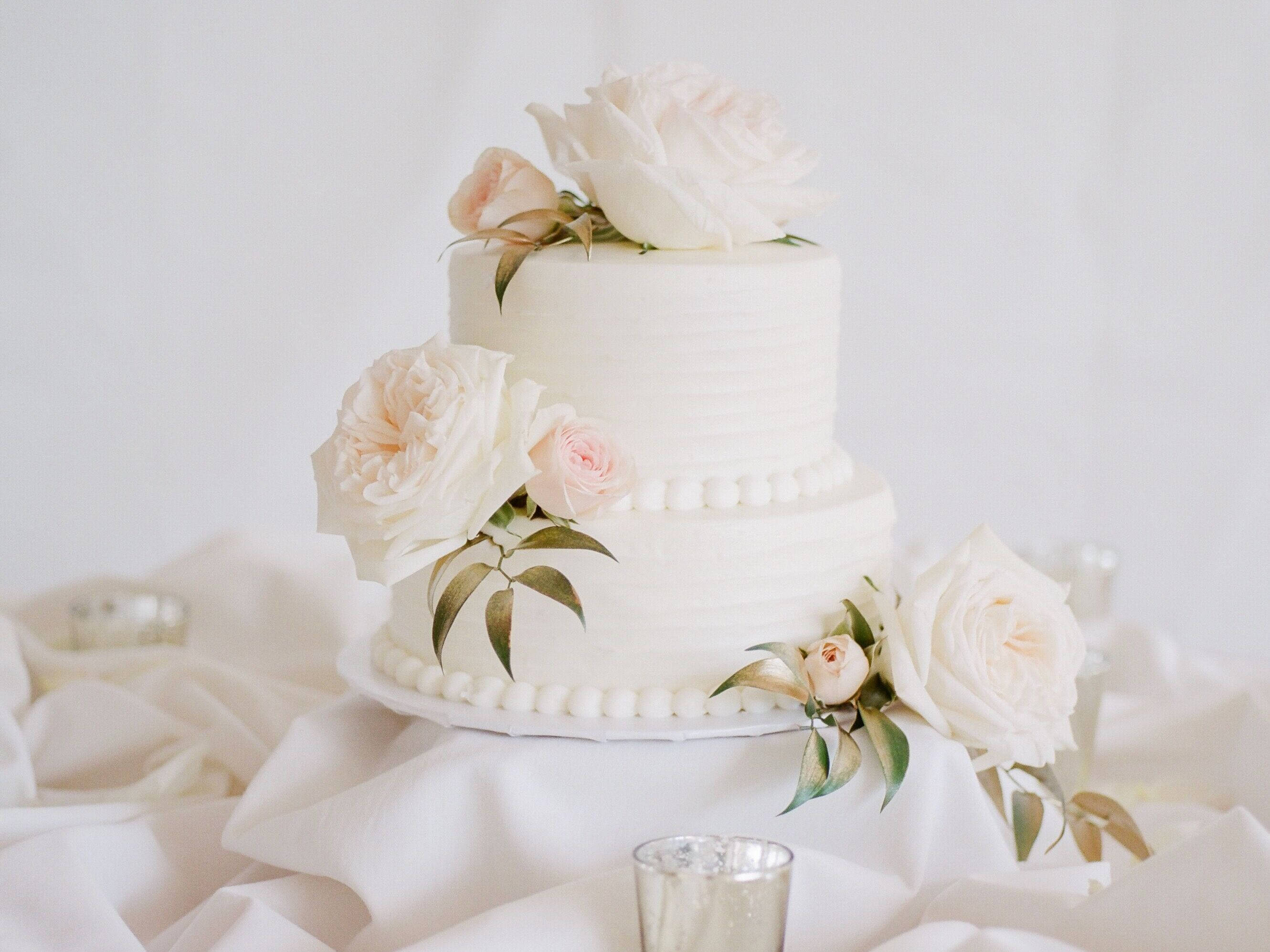 white wedding cake, two-tiered, soft blush roses, 2K Desktop Wallpaper