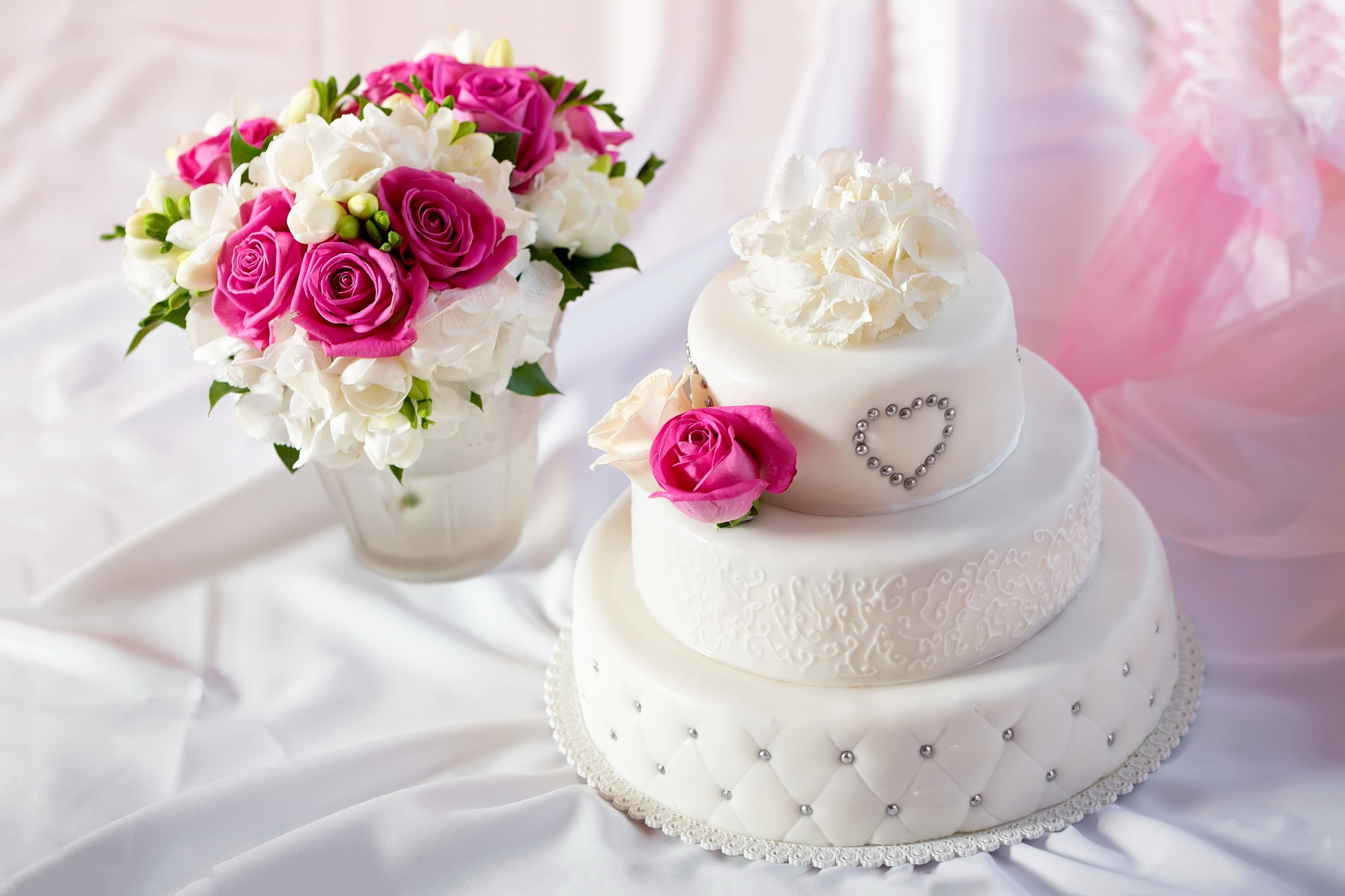 white round wedding cake, pink roses, silver beads, 4K Desktop Wallpaper