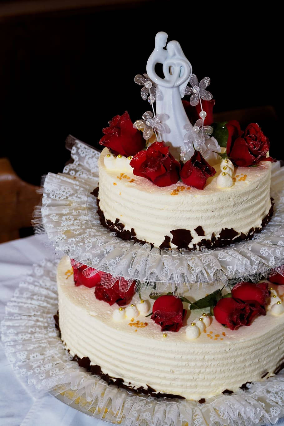 two tier wedding cake, roses, porcelain figurine, HD Phone Wallpaper