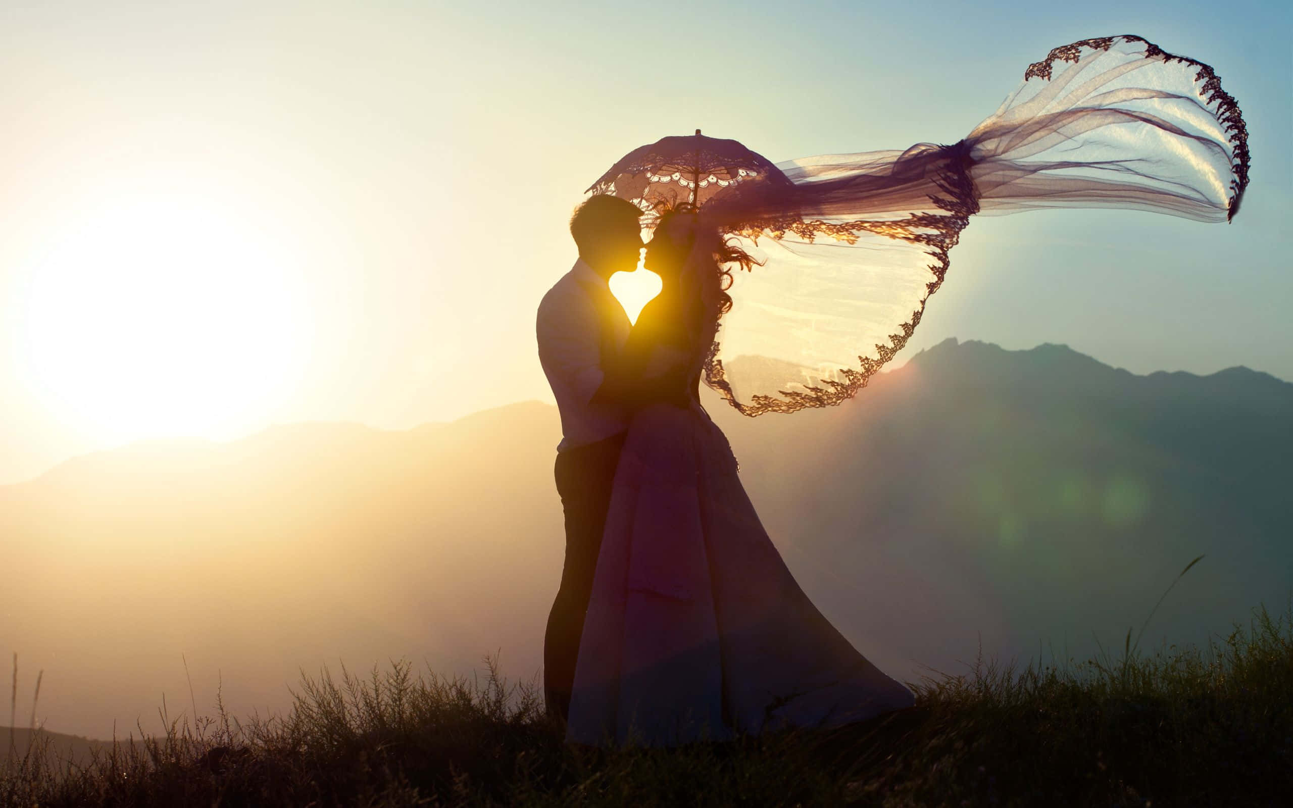 Wedding Couple, golden sunset light, heart shape, 2K Desktop Wallpaper