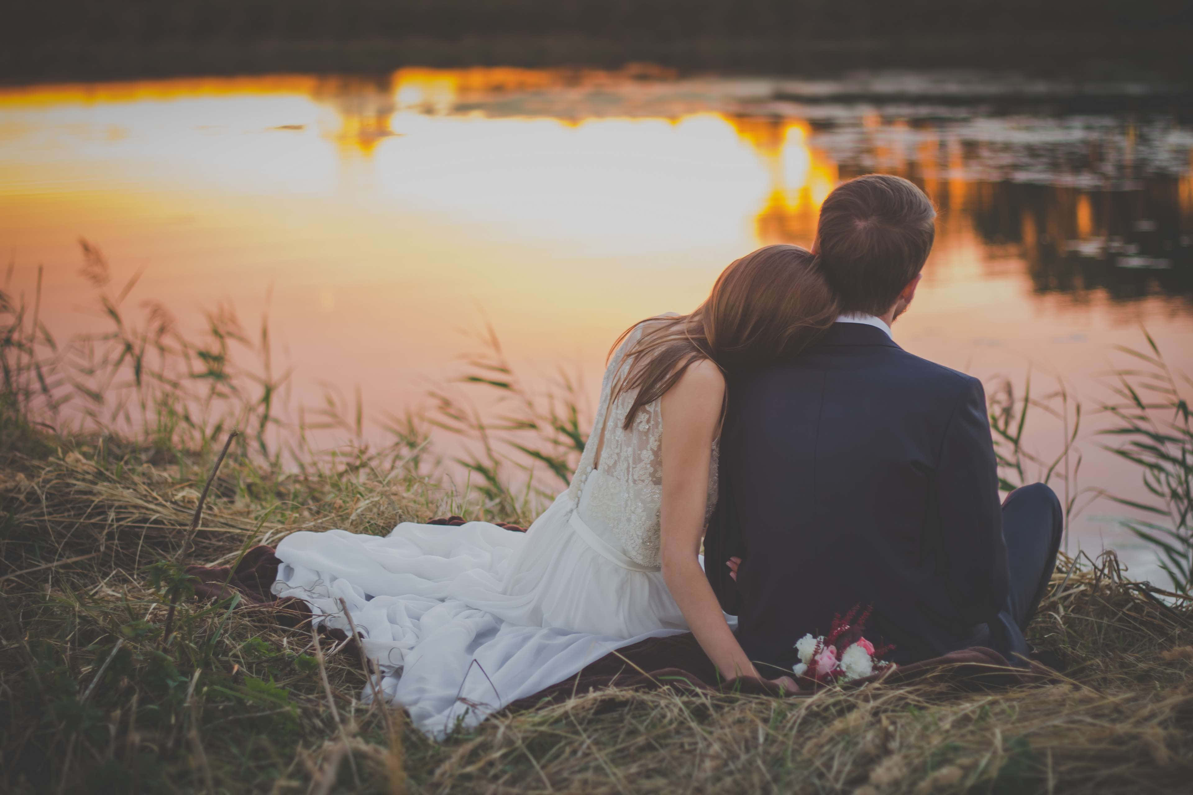husband and wife, married by the lake, glowing sunset river, 4K Desktop Wallpaper