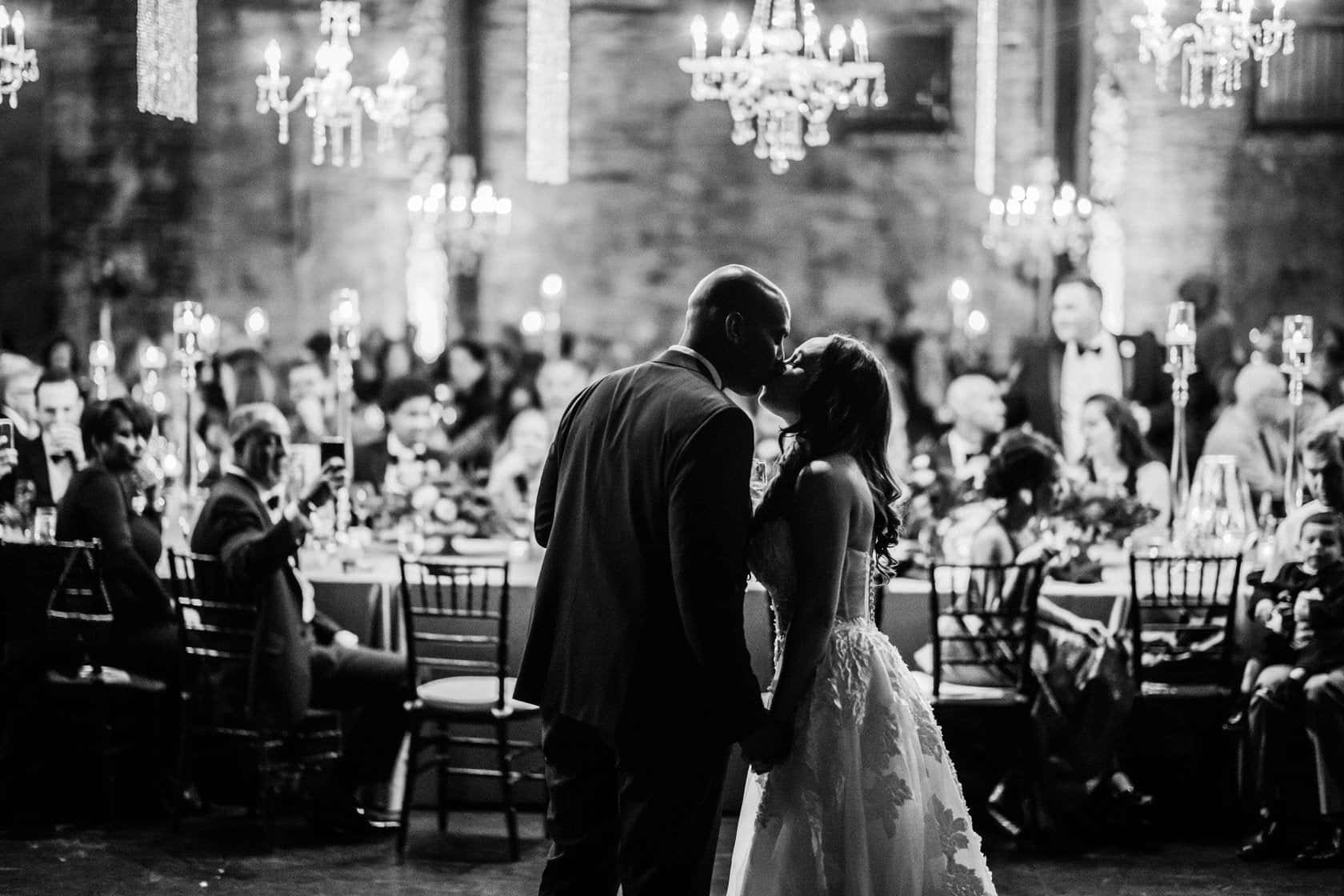 black and white wedding, bride and groom, kiss passionately, HD Desktop Wallpaper