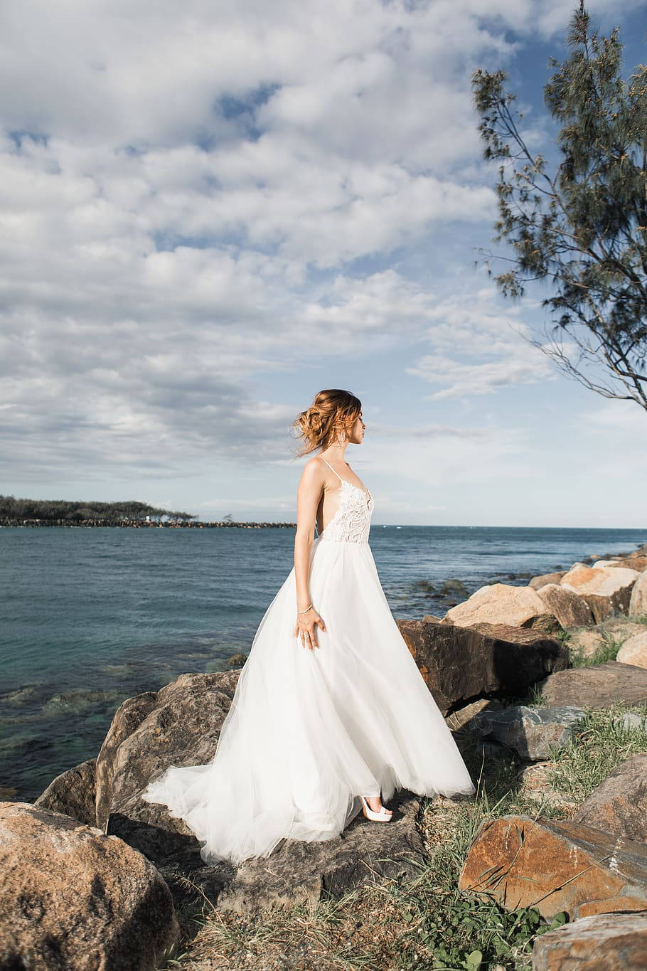 sophisticated white wedding dress, flowing white wedding dress, rocky shoreline, HD Phone Wallpaper