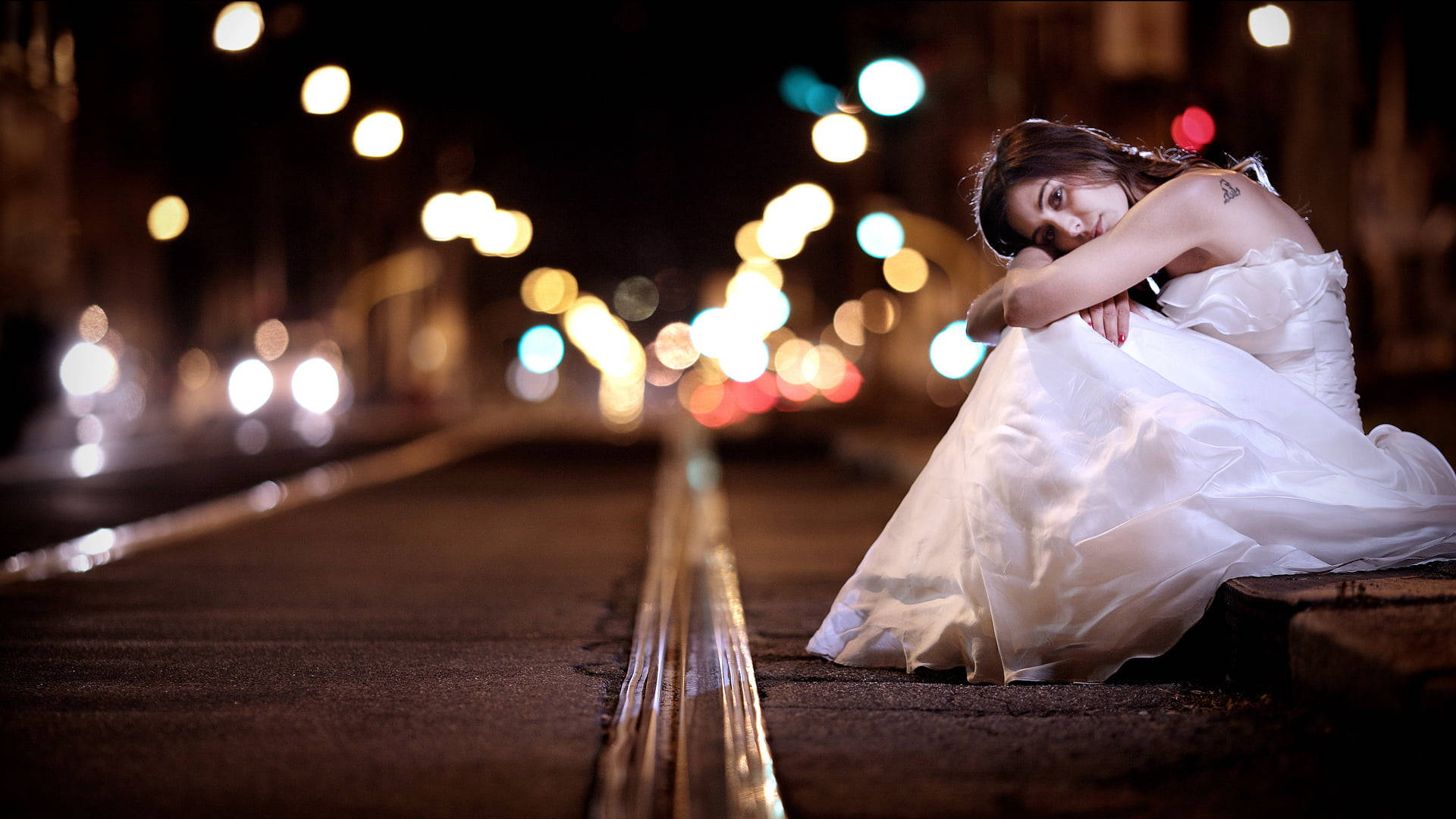 tube wedding dress, white wedding dress, city street, Full HD Desktop Wallpaper