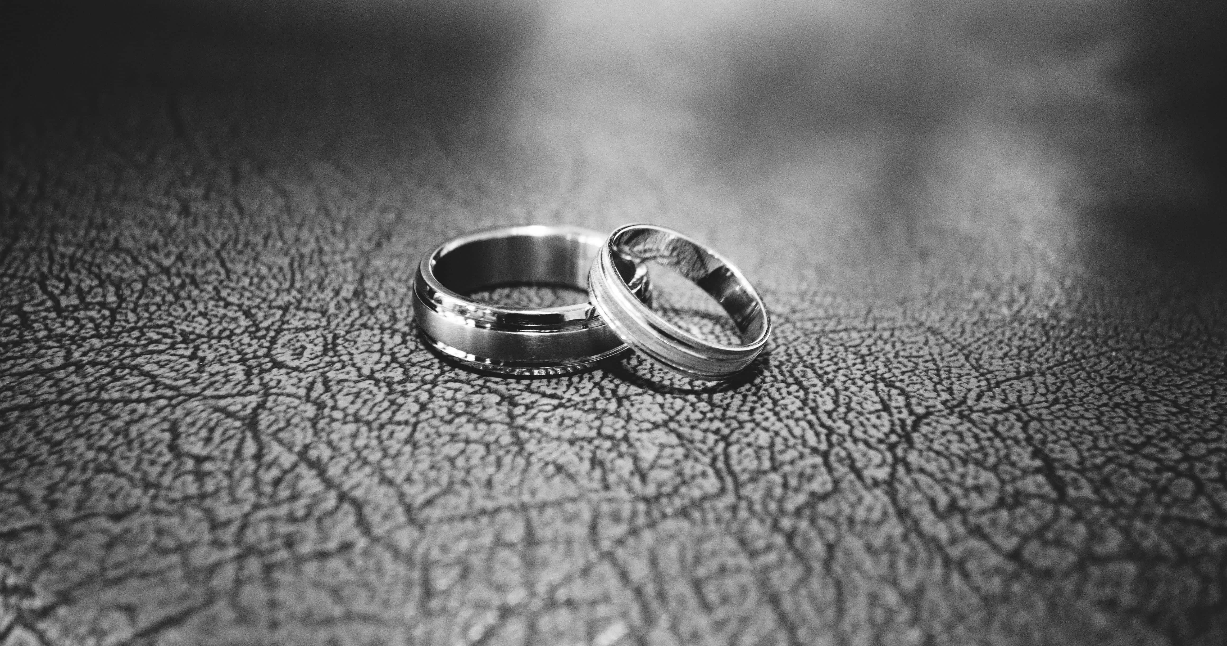greyscale wedding ring, fine leather, cracked leather surface, 5K Desktop Wallpaper