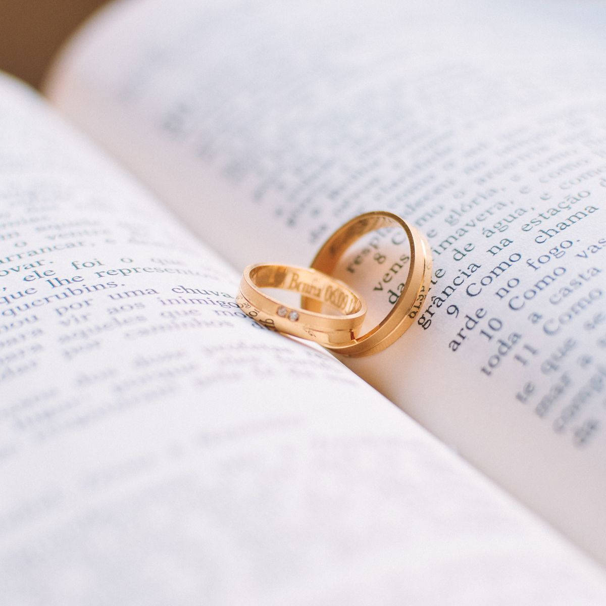 gold wedding rings, book, Portuguese text, SD Desktop Wallpaper