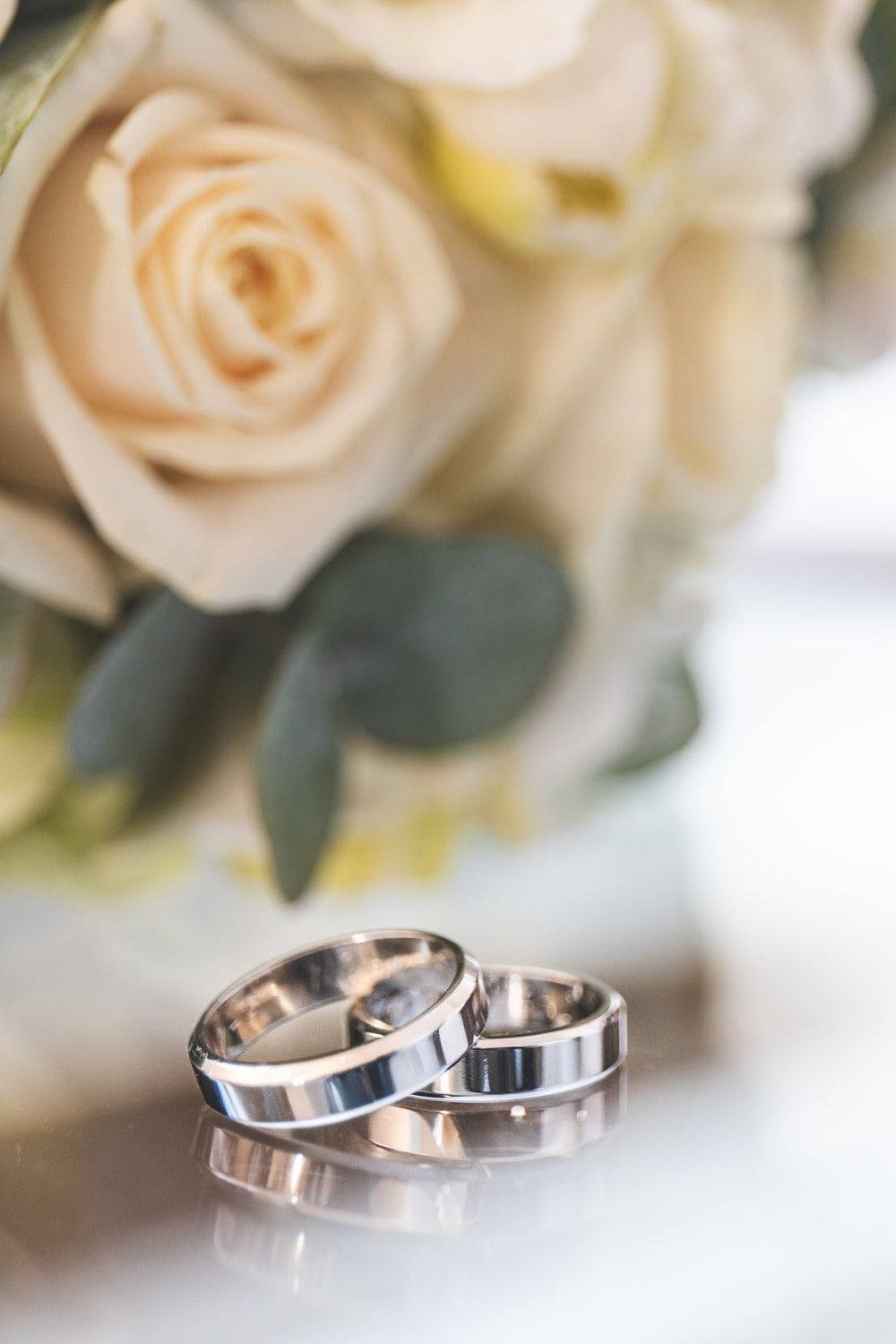 Wedding Rings, yellow bouquet, shiny wedding bands, HD Phone Wallpaper