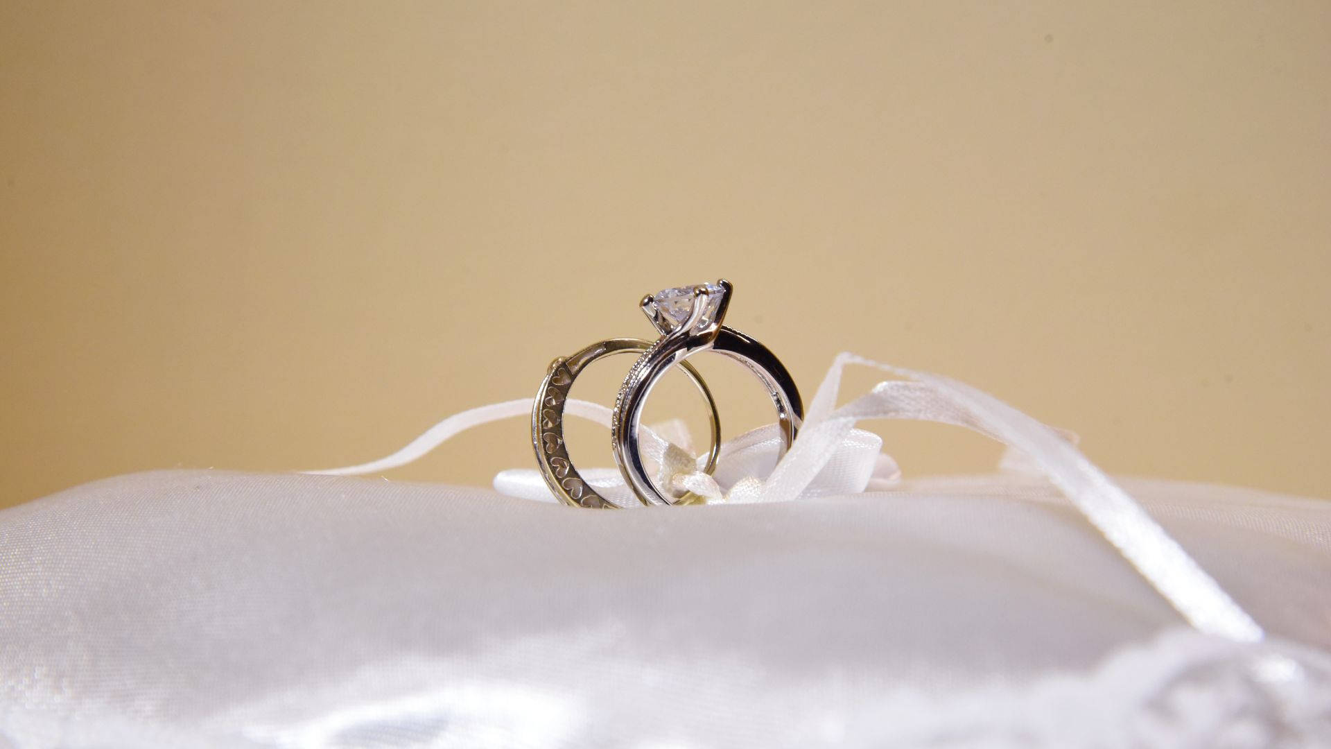 wedding ring, large diamond, white satin pillow, Full HD Desktop Wallpaper