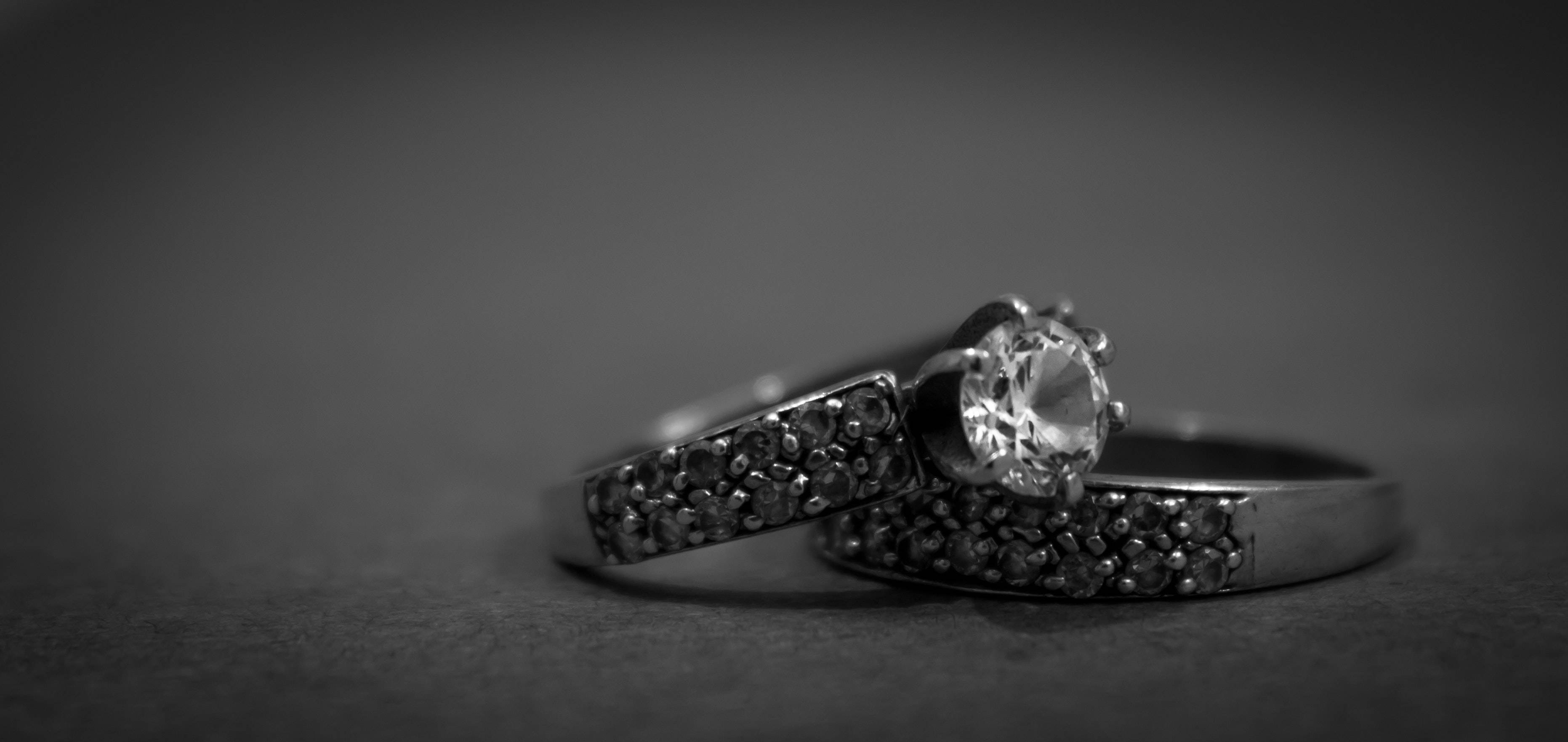 black and white diamond rings, soft textured surface, shallow depth of field, 2K Desktop Wallpaper