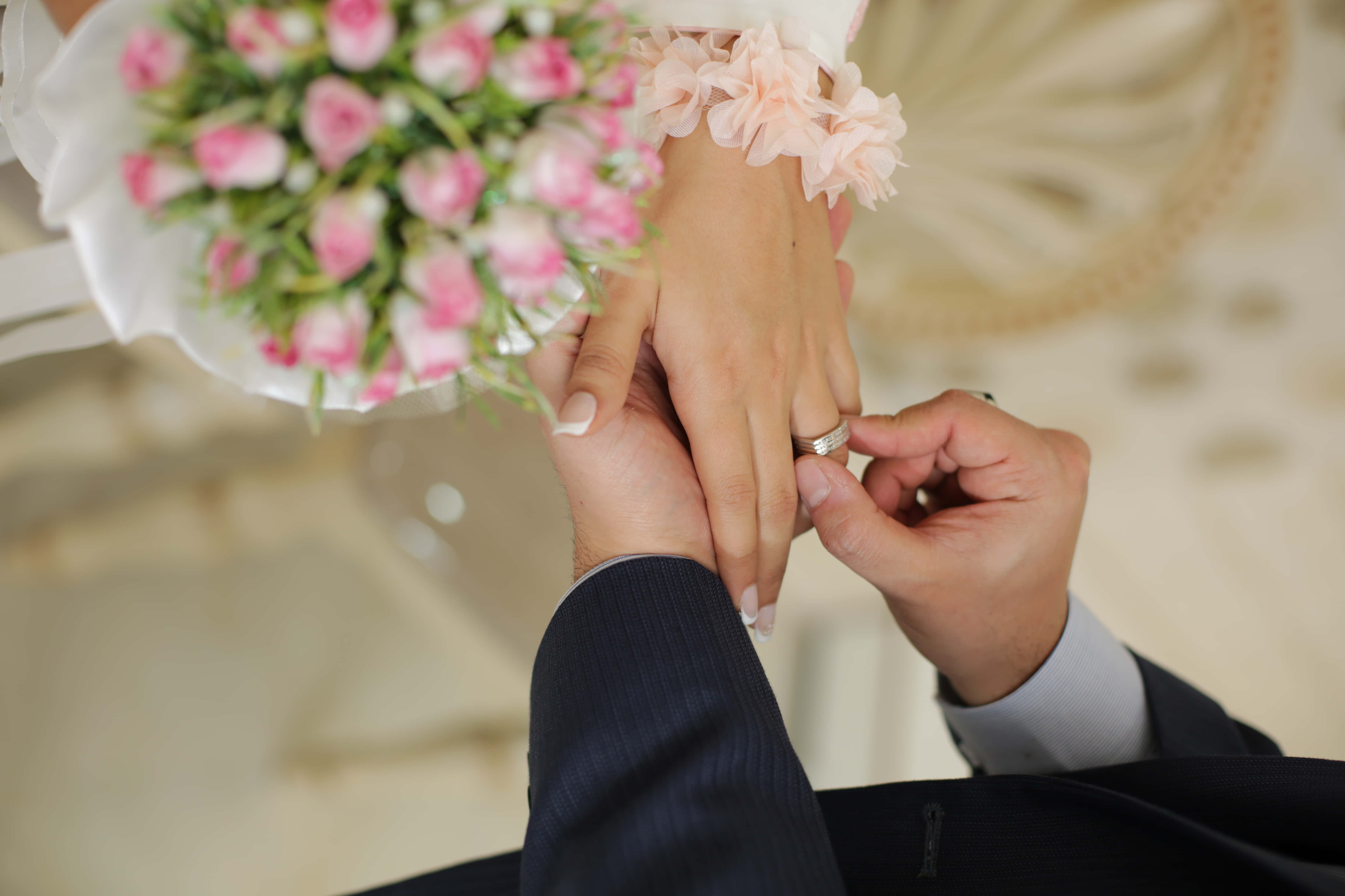 wedding couple, pink roses, bouquet, 5K Desktop Wallpaper