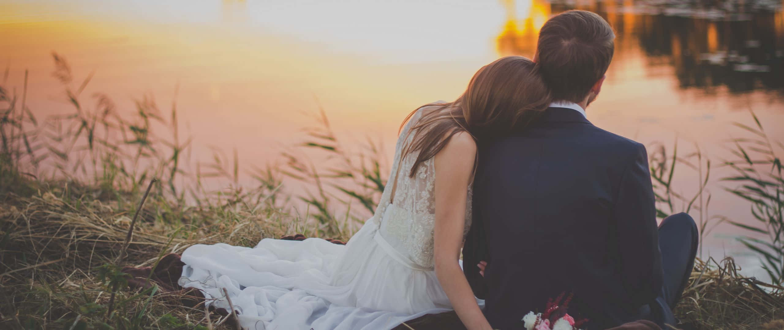wedding couple, grassy field, golden sunset, 2K Desktop Wallpaper