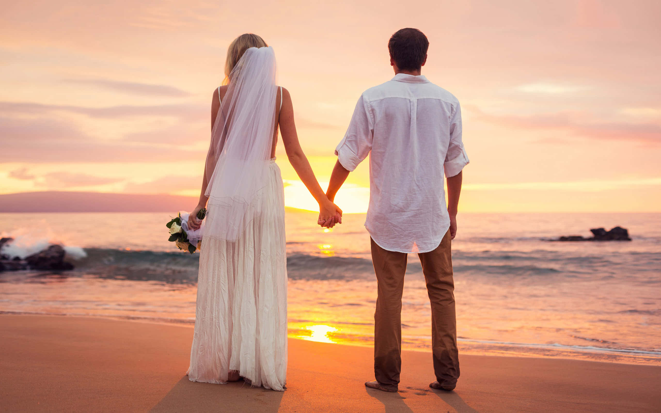 husband and wife, sunset wedding, beach, 2K Desktop Wallpaper