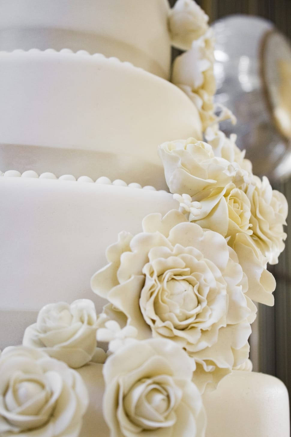 white chiffon roses wedding cake, multi-tiered white wedding cake, cascading sugar roses, HD Phone Wallpaper