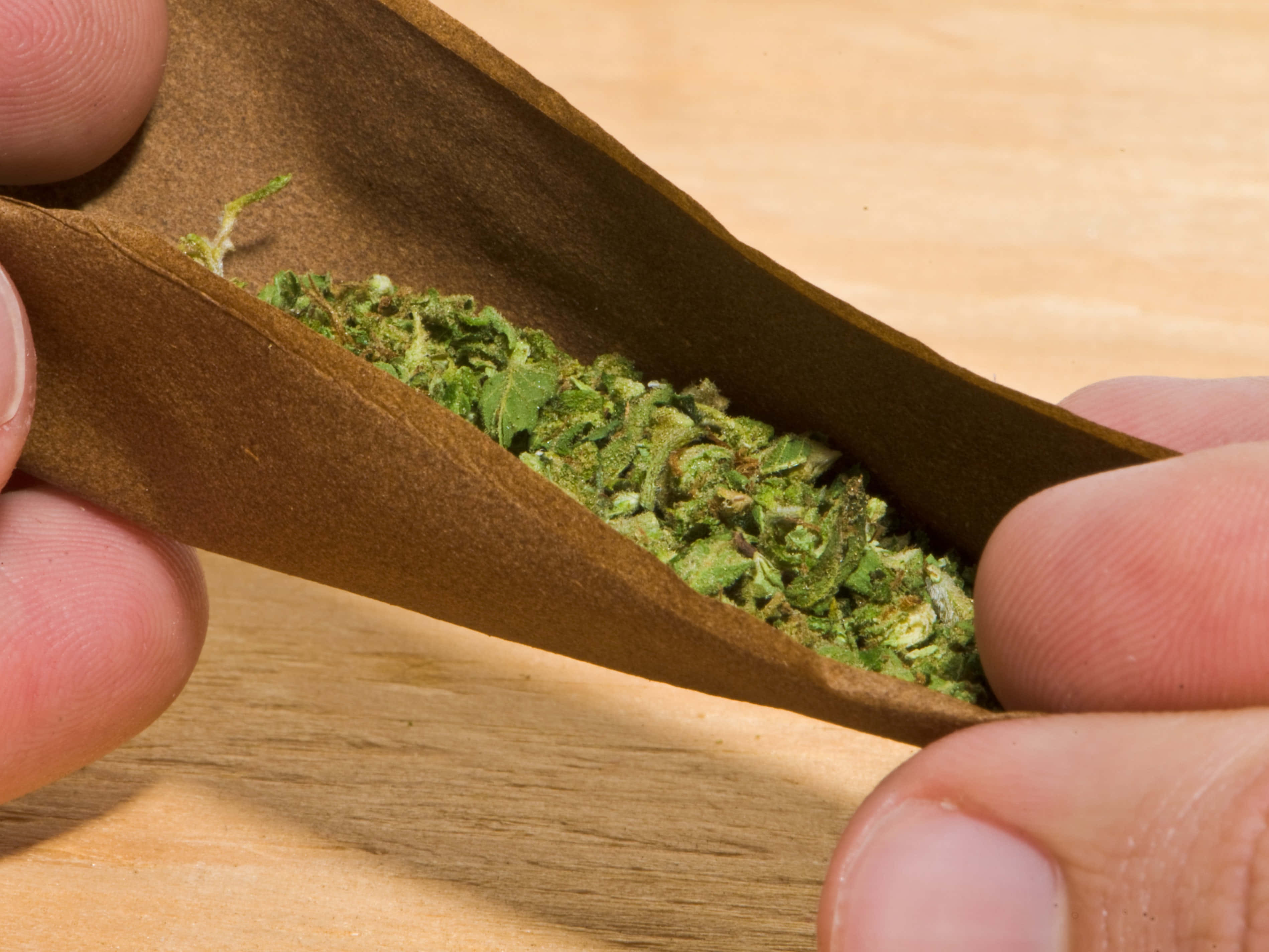 Weed Blunt, brown paper joint, green cannabis buds, 2K Desktop Wallpaper