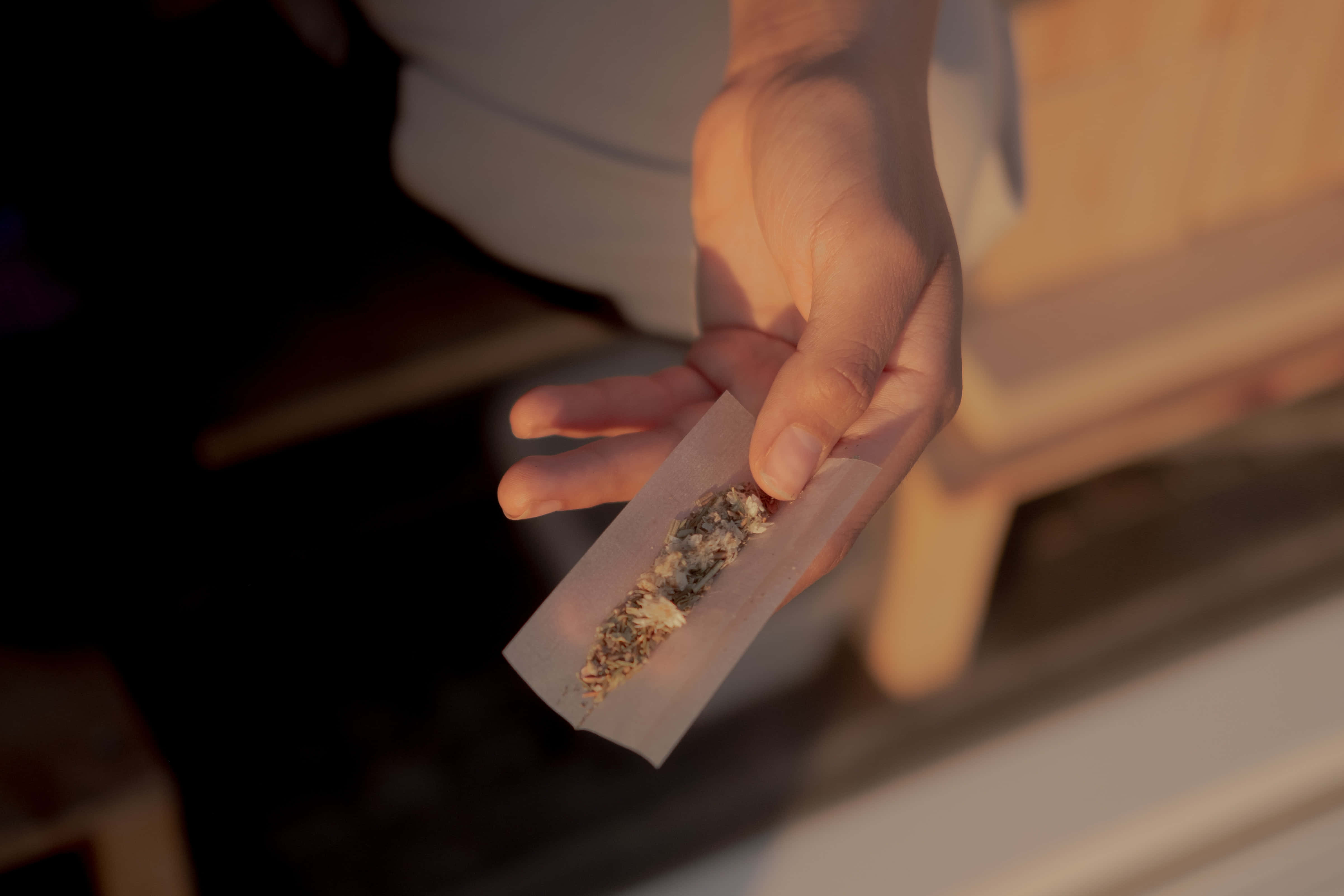 weed blunt, rolled cigarette, dried herbs, 4K Desktop Wallpaper